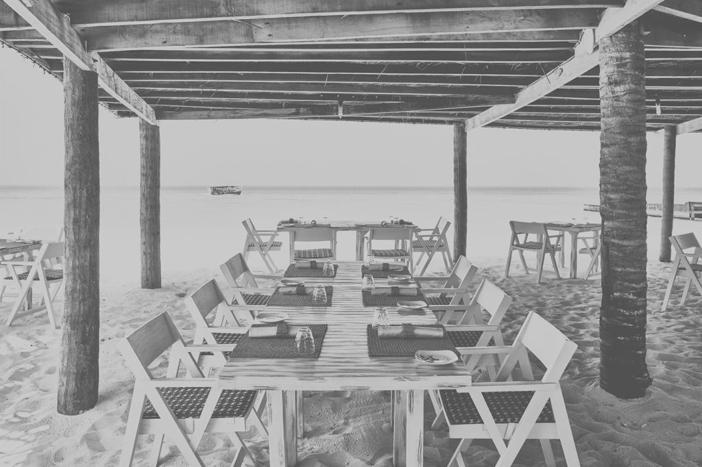 Tisch an Strand des Crab Shack Restaurants im Finolhu