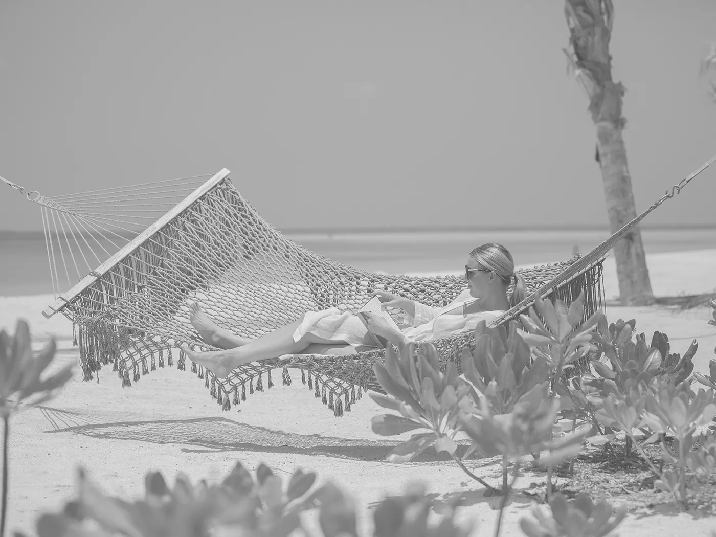 Frau in einer Hängematte am Strand