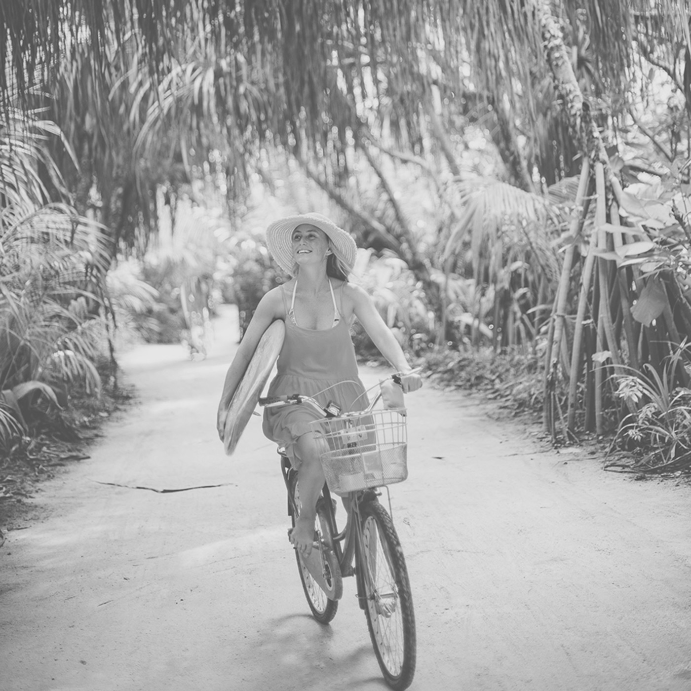 Frau fährt barfuss Fahrrad