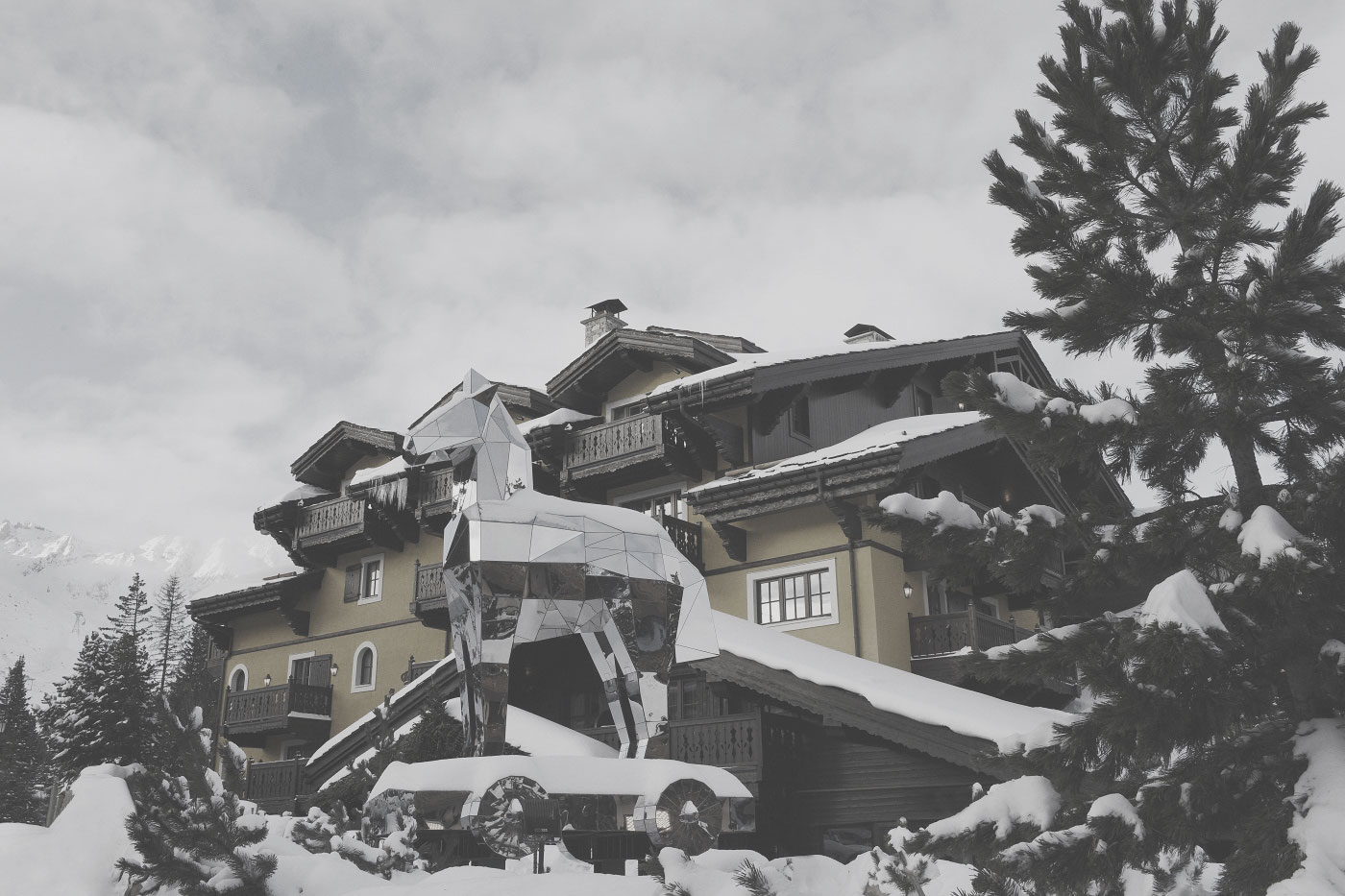 Aussenansicht eines alpinen Hotels