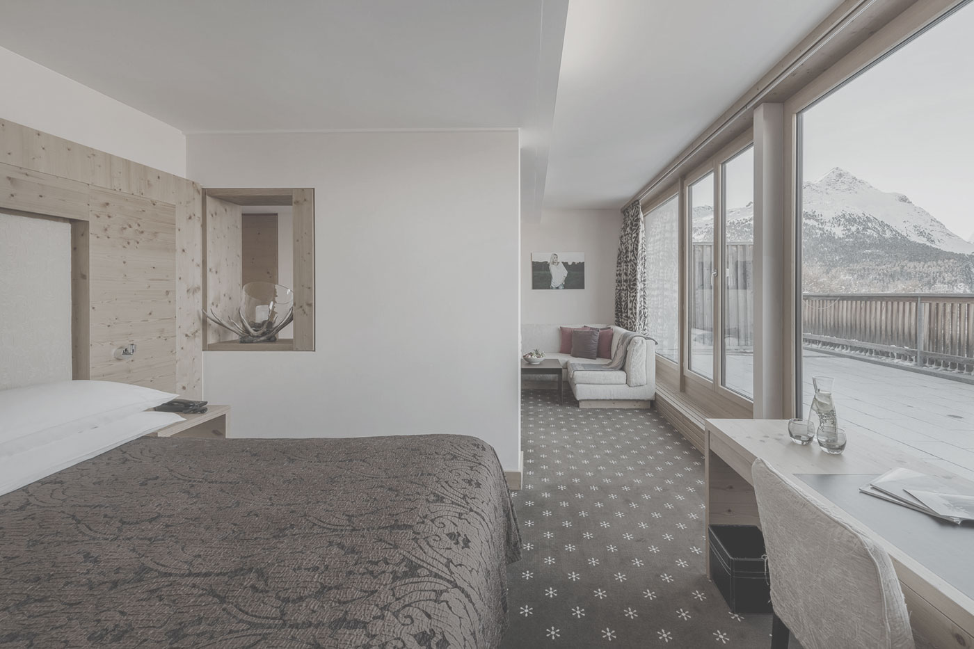 Luxus Suite mit Panoramafenster und Bergblick
