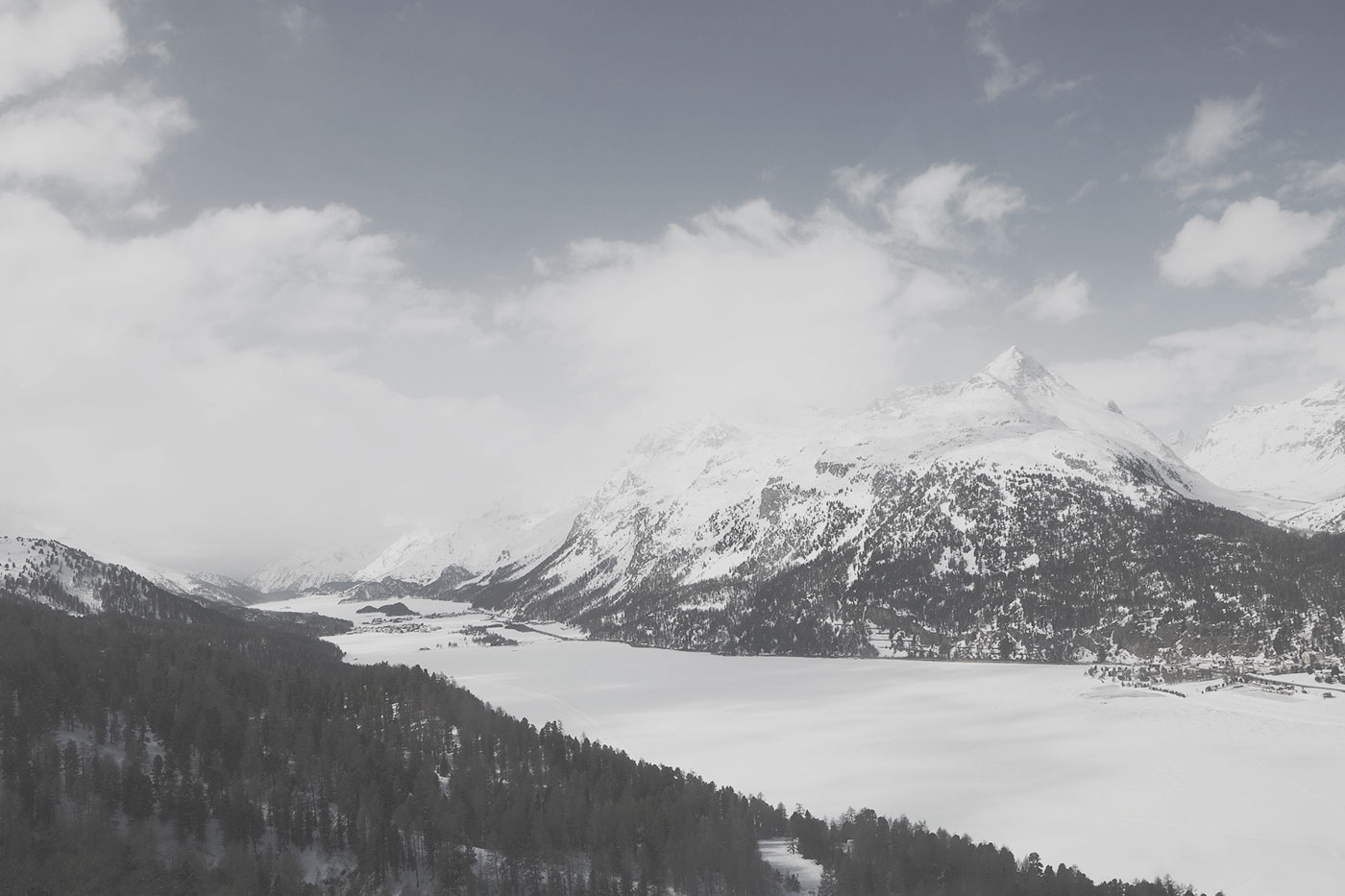 Blick auf verschneite Berge und Seen