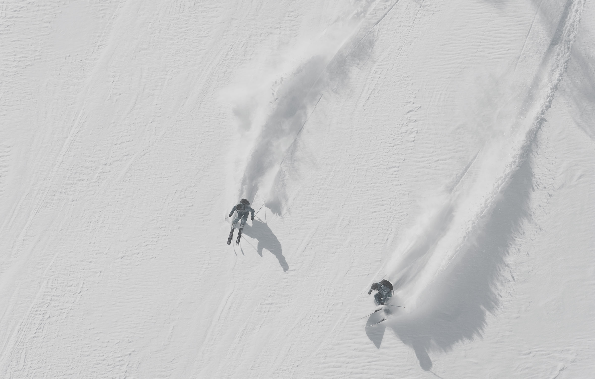 Zwei Skifahrer auf Piste von oben