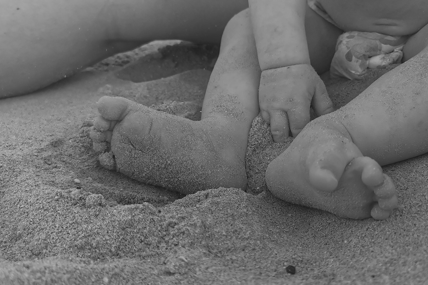 Babyfüsse im Sandstrand