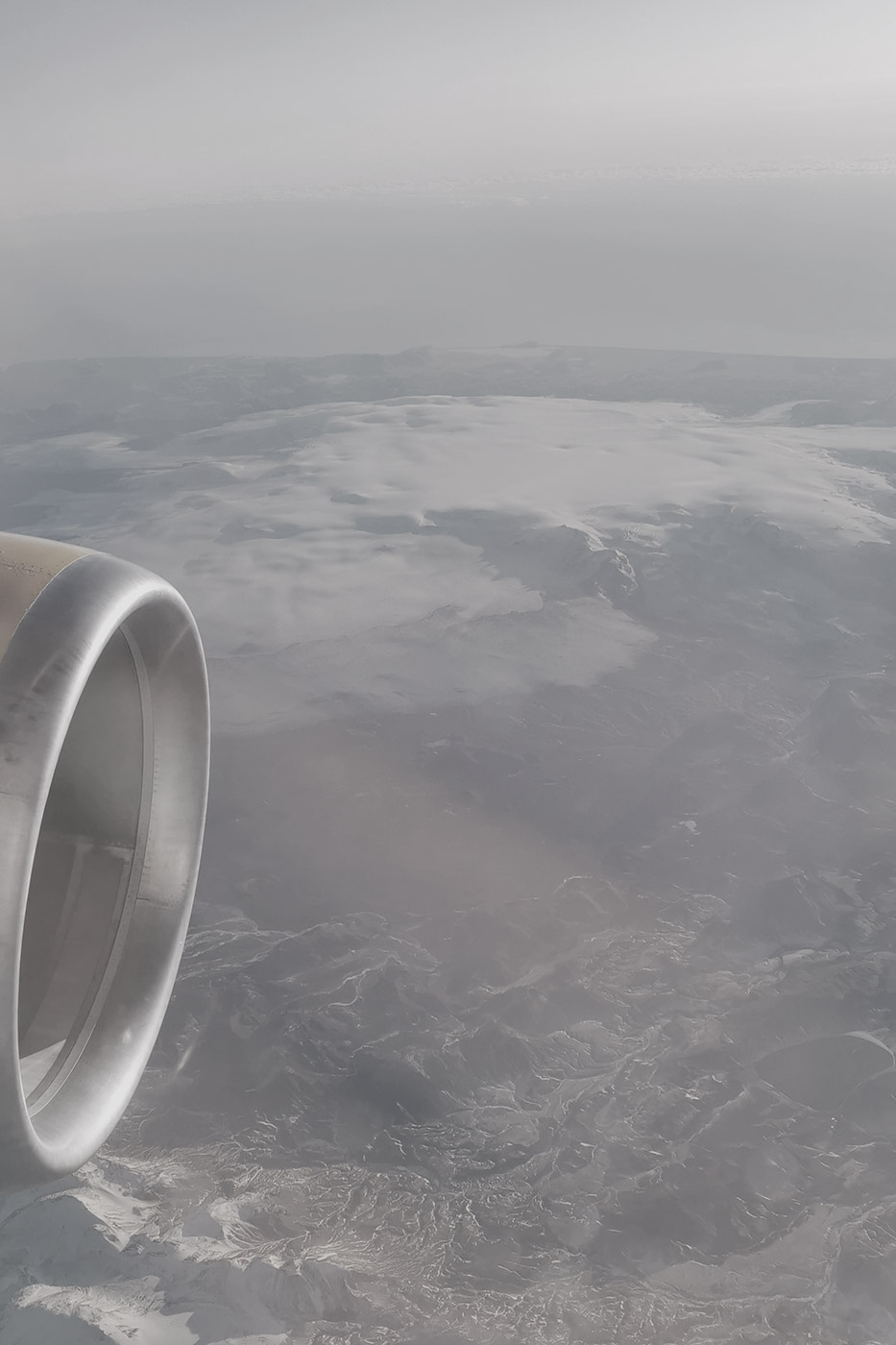 Gletscherblick vom Flugzeugfenster