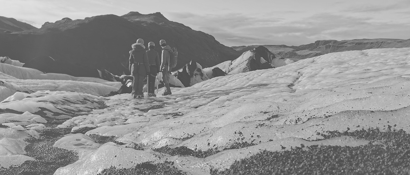 Drei Personen stehen auf Gletscher