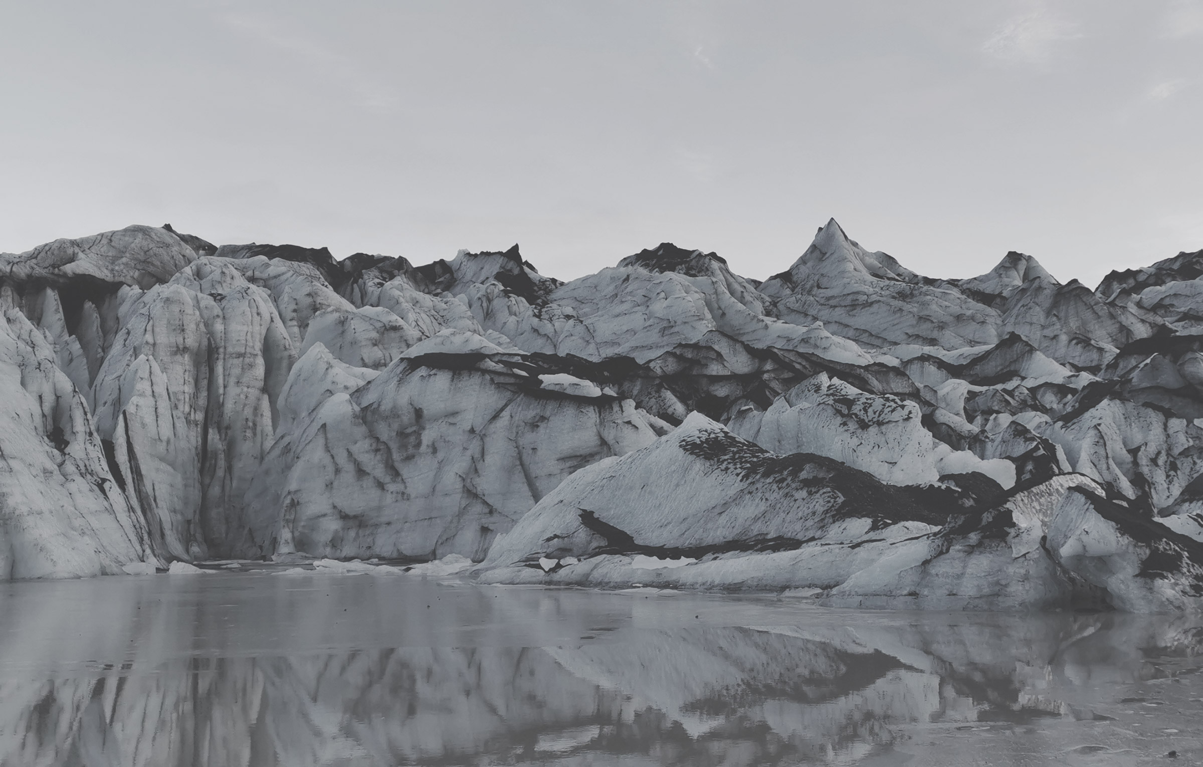 Gletscherlandschaft spiegelt sich in Wasser