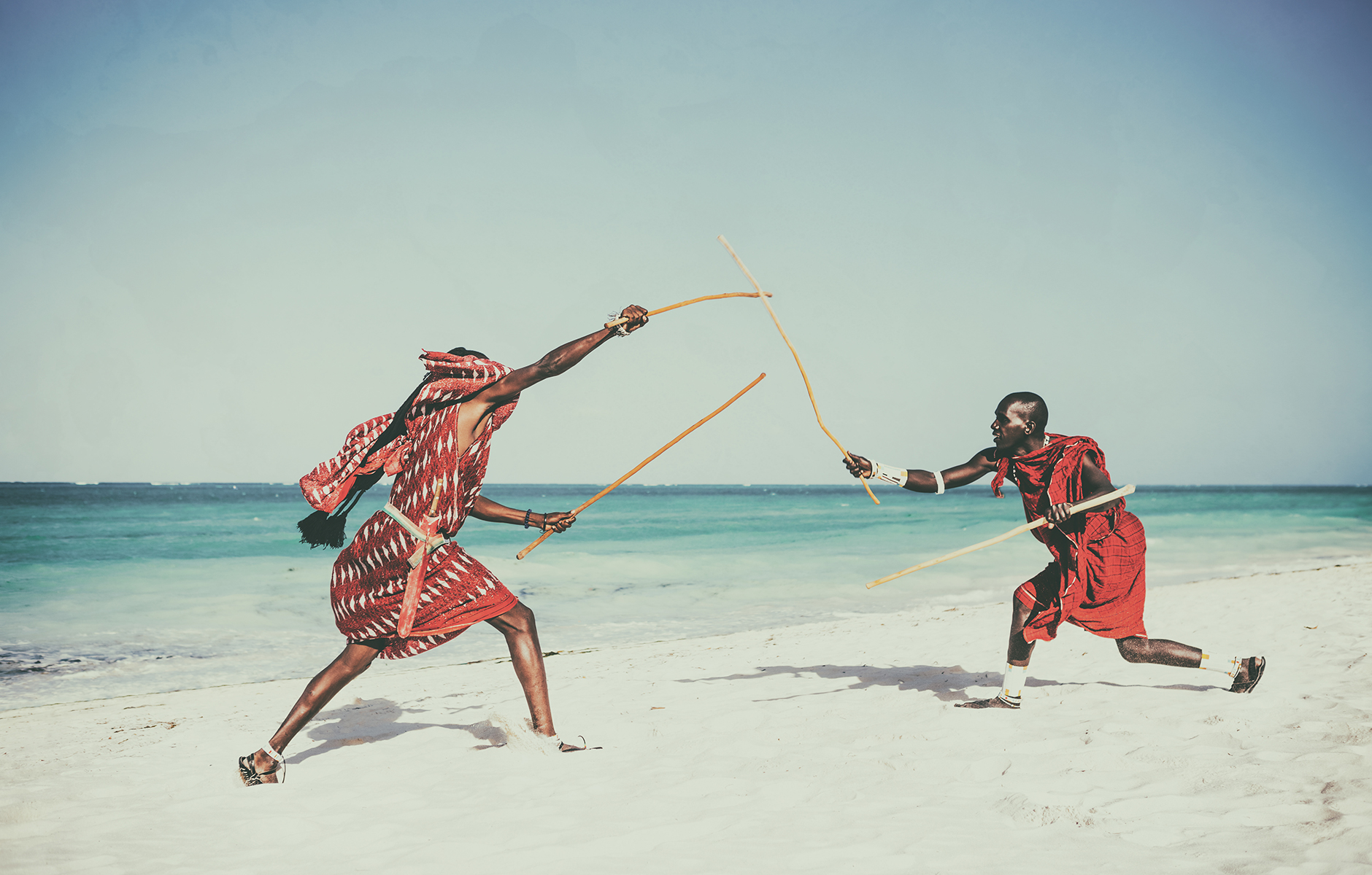 Masai-Krieger führen Showkampf am Strand aus