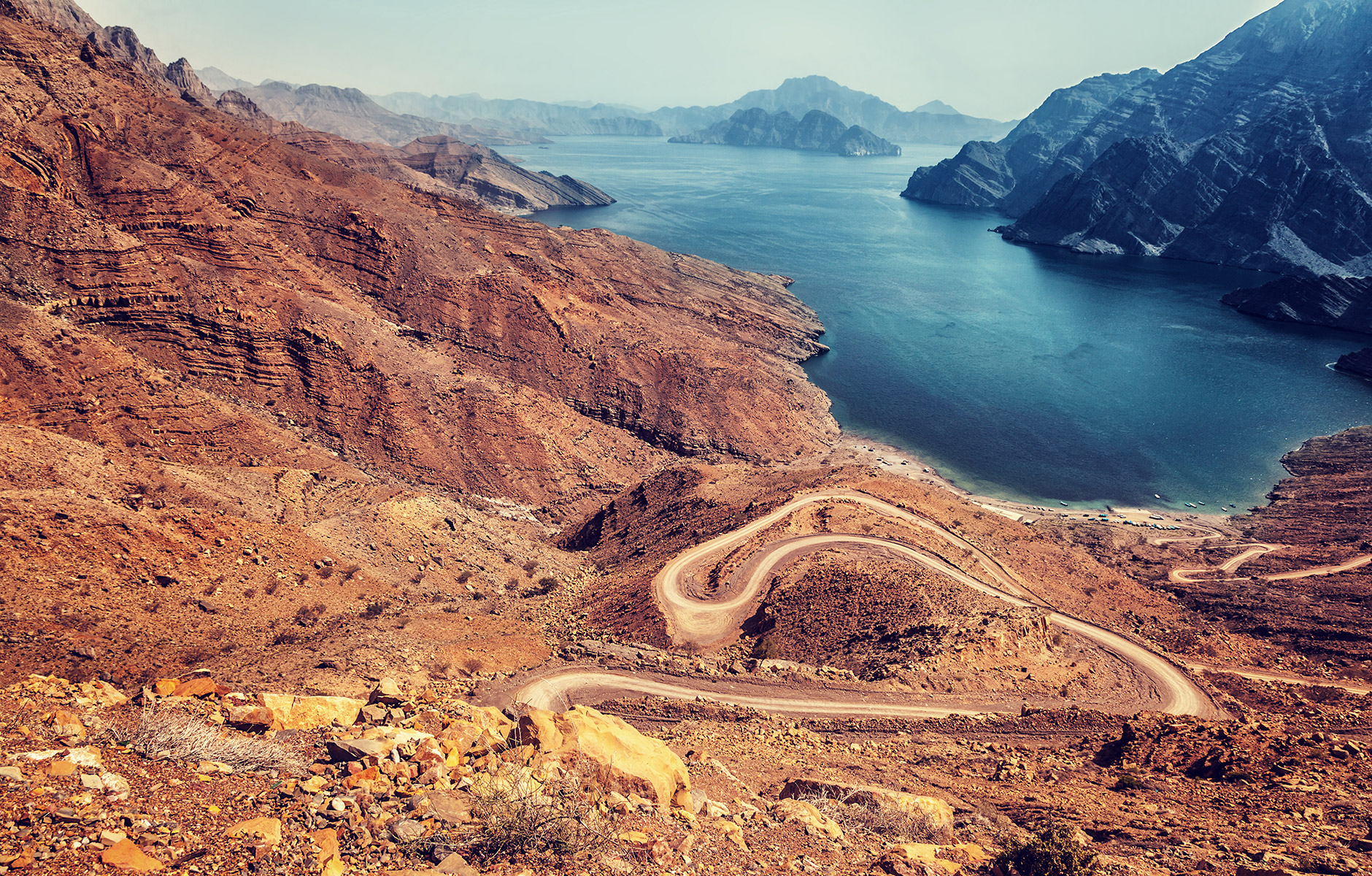 Küstenstraße am Meer im Oman
