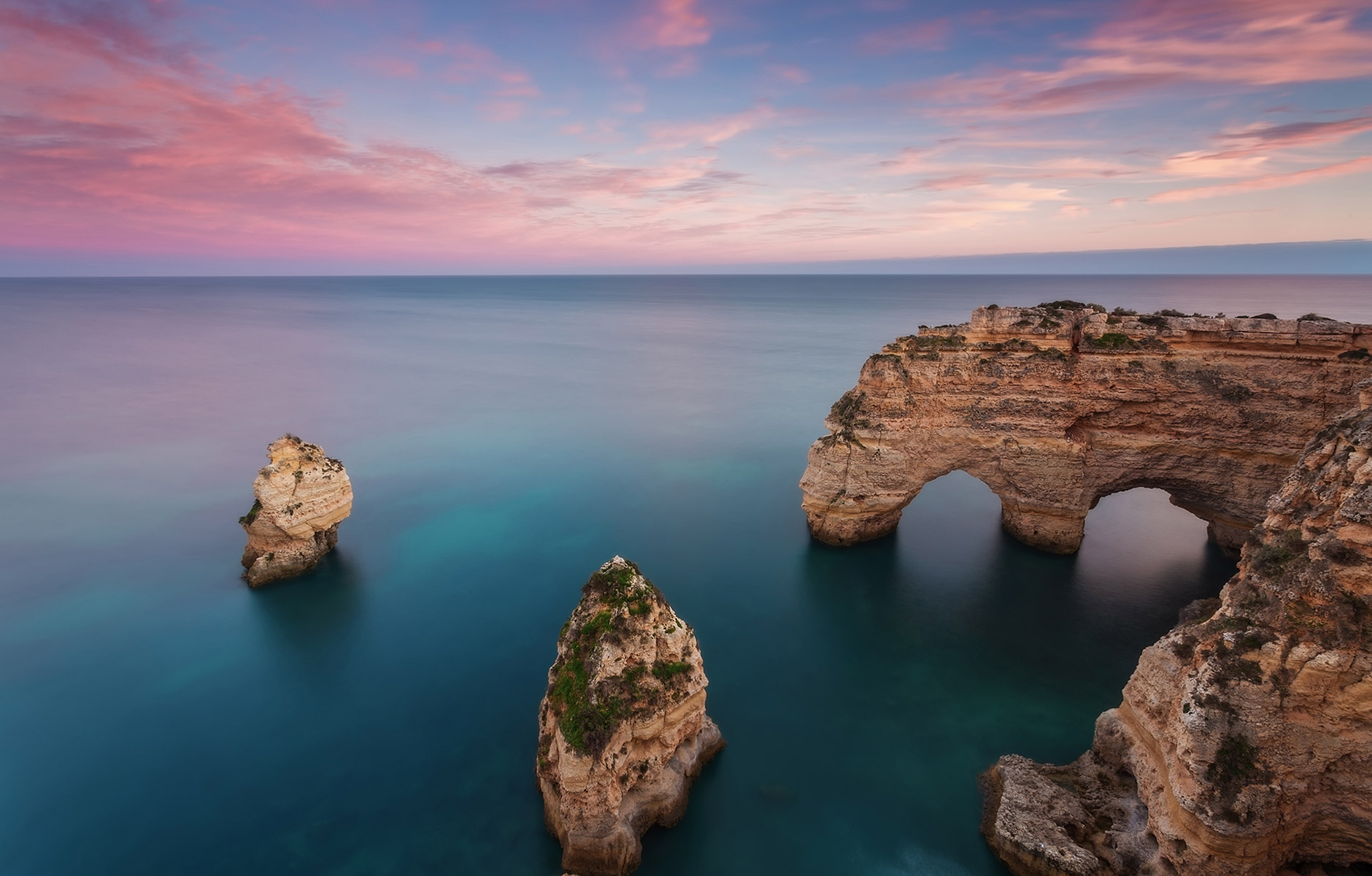 Zerklüftete Felsen an der Algarve in Portugal