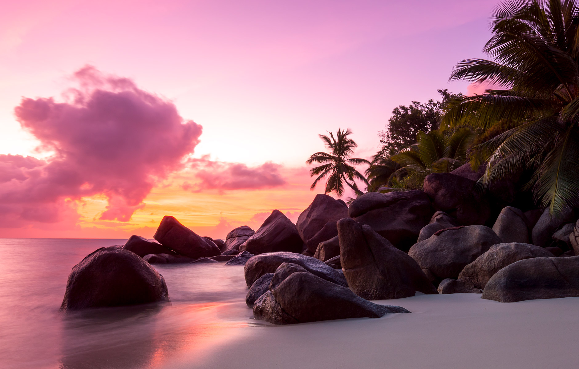 Granitfelsen im Sonnenuntergang an Seychellen-Strand