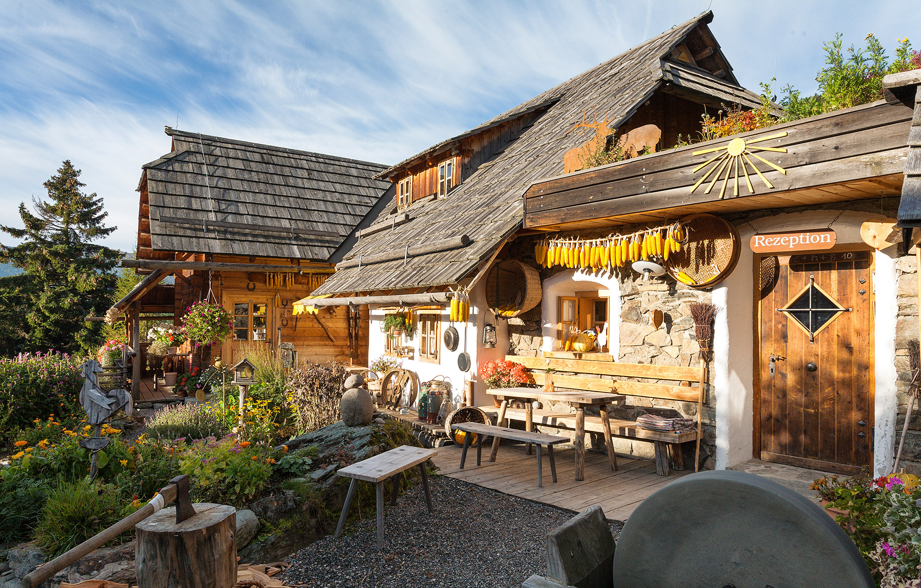 Blick auf ein traditionelles österreichisches Holzhaus
