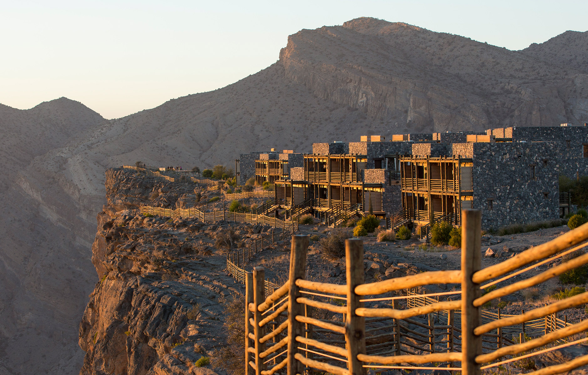 Blick auf die Hotelanlage auf einer Felsen-Steilklippe