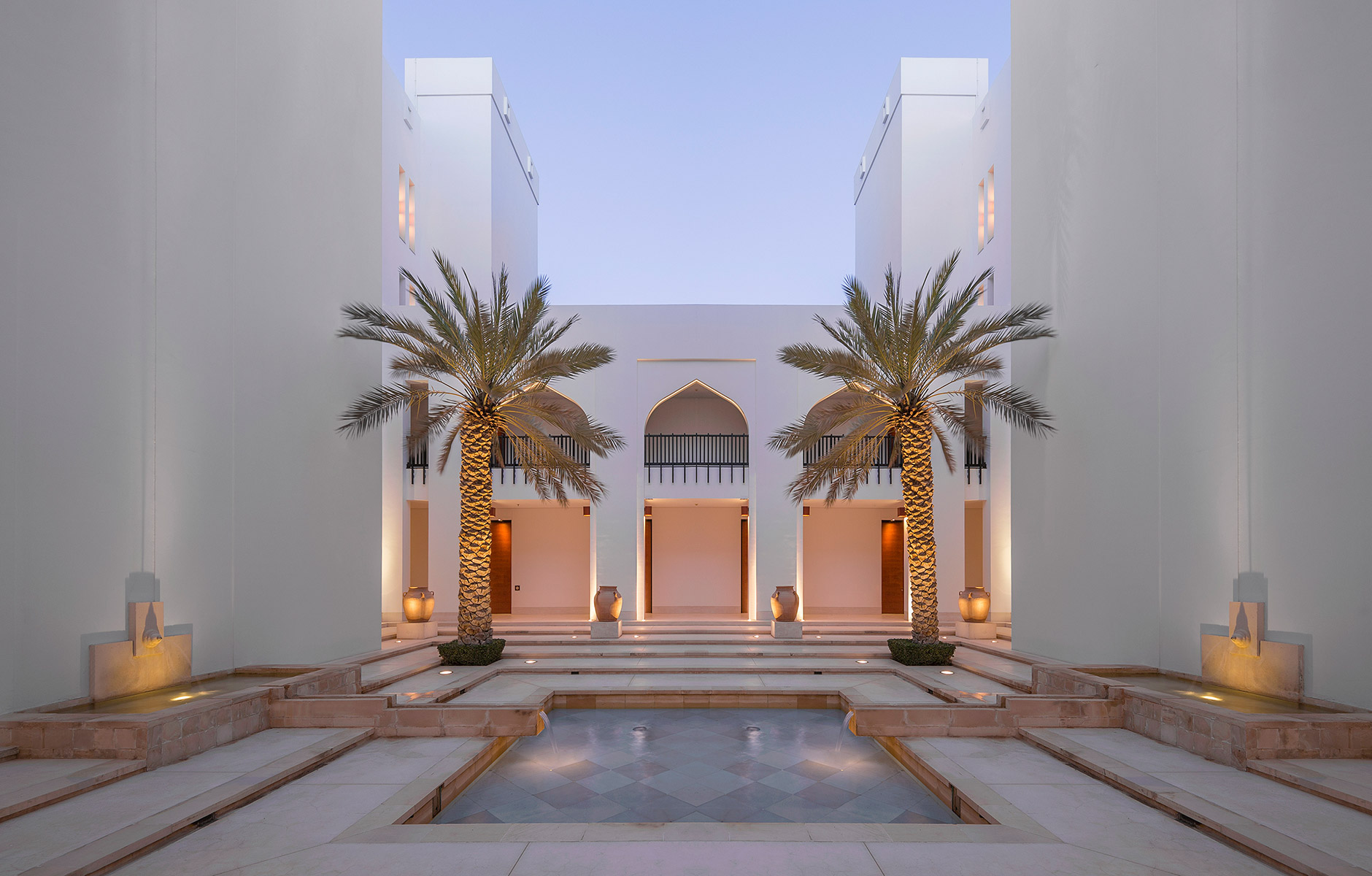 Blick auf den Innenhof des Hotels mit Pool und Palmen