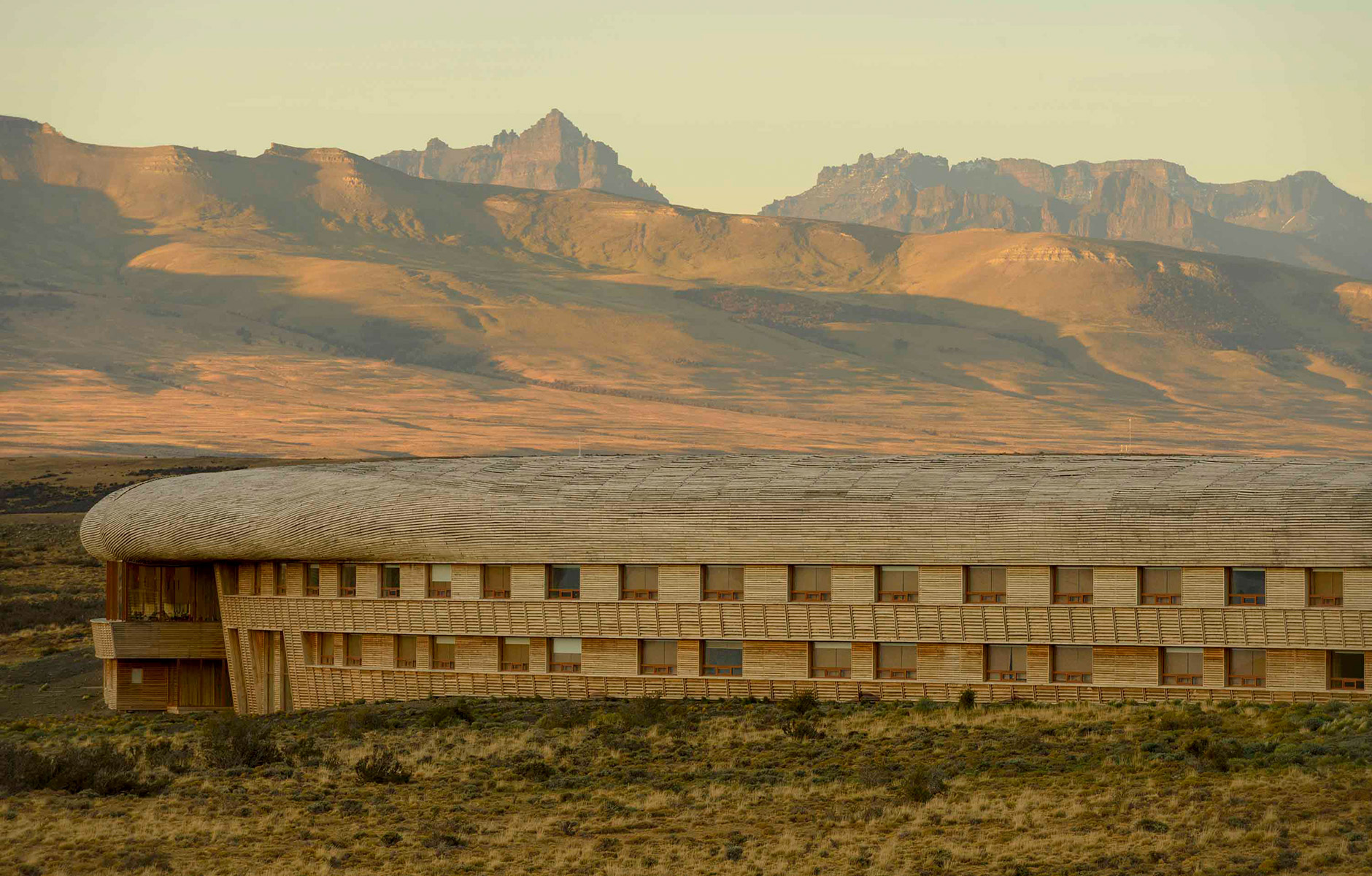 Blick auf die Hotelanlage mit Bergmassiv im Hintergrund