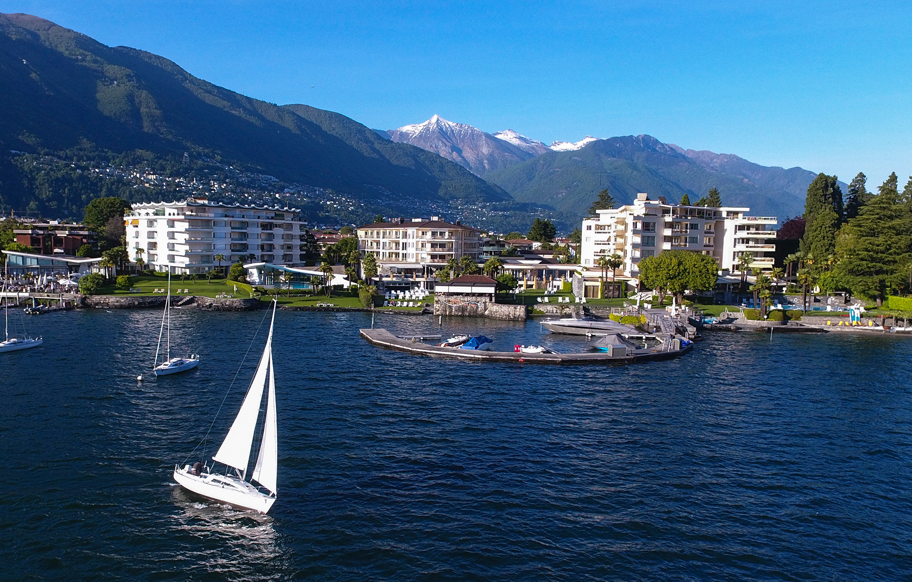 Blick auf die Hotelanlage über den Lago Maggiore