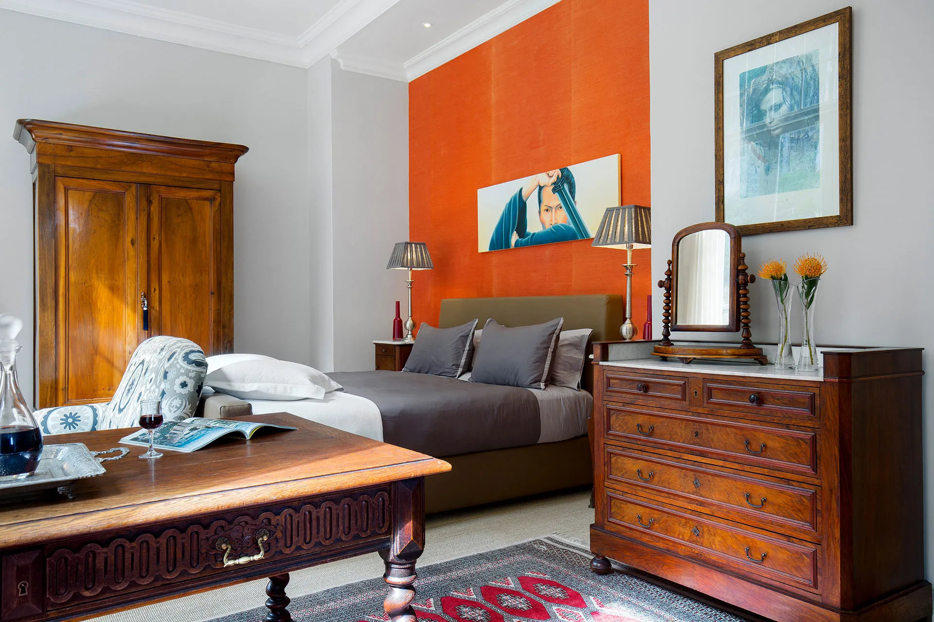 Doppelbett vor orangener Wand