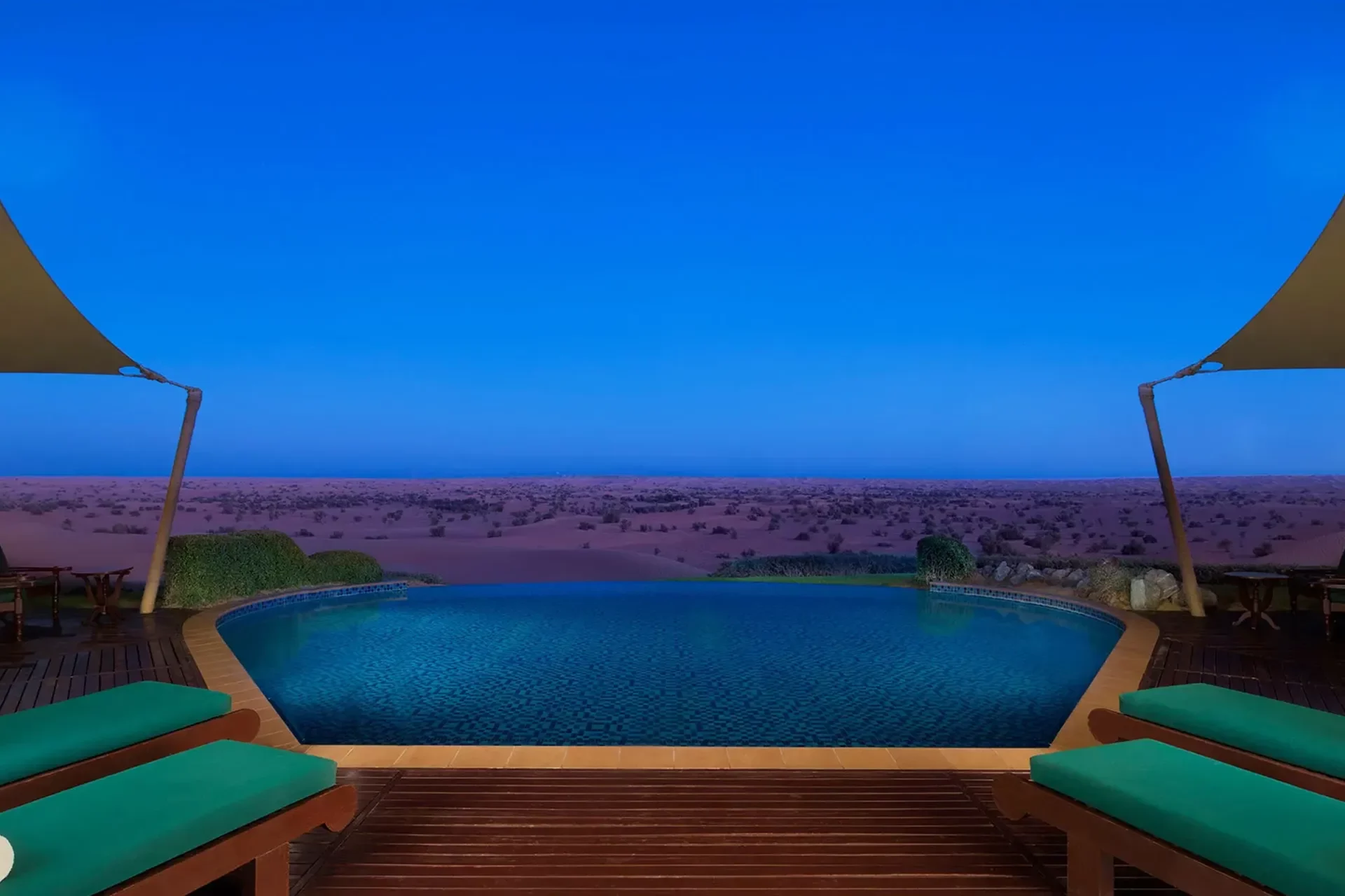 Terrasse mit Pool und Wüstenblick