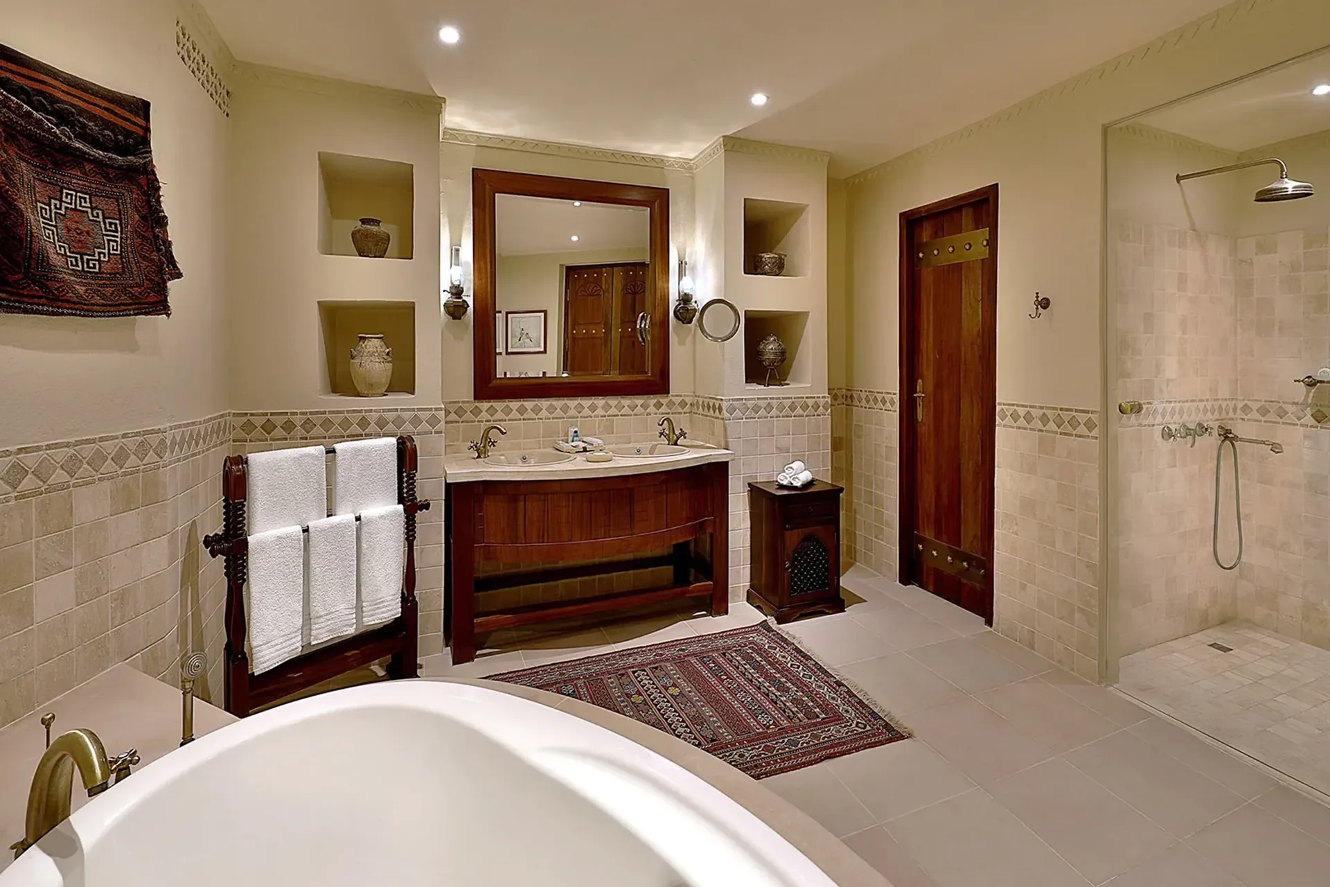 Badezimmer aus Marmor und dunklem Holz
