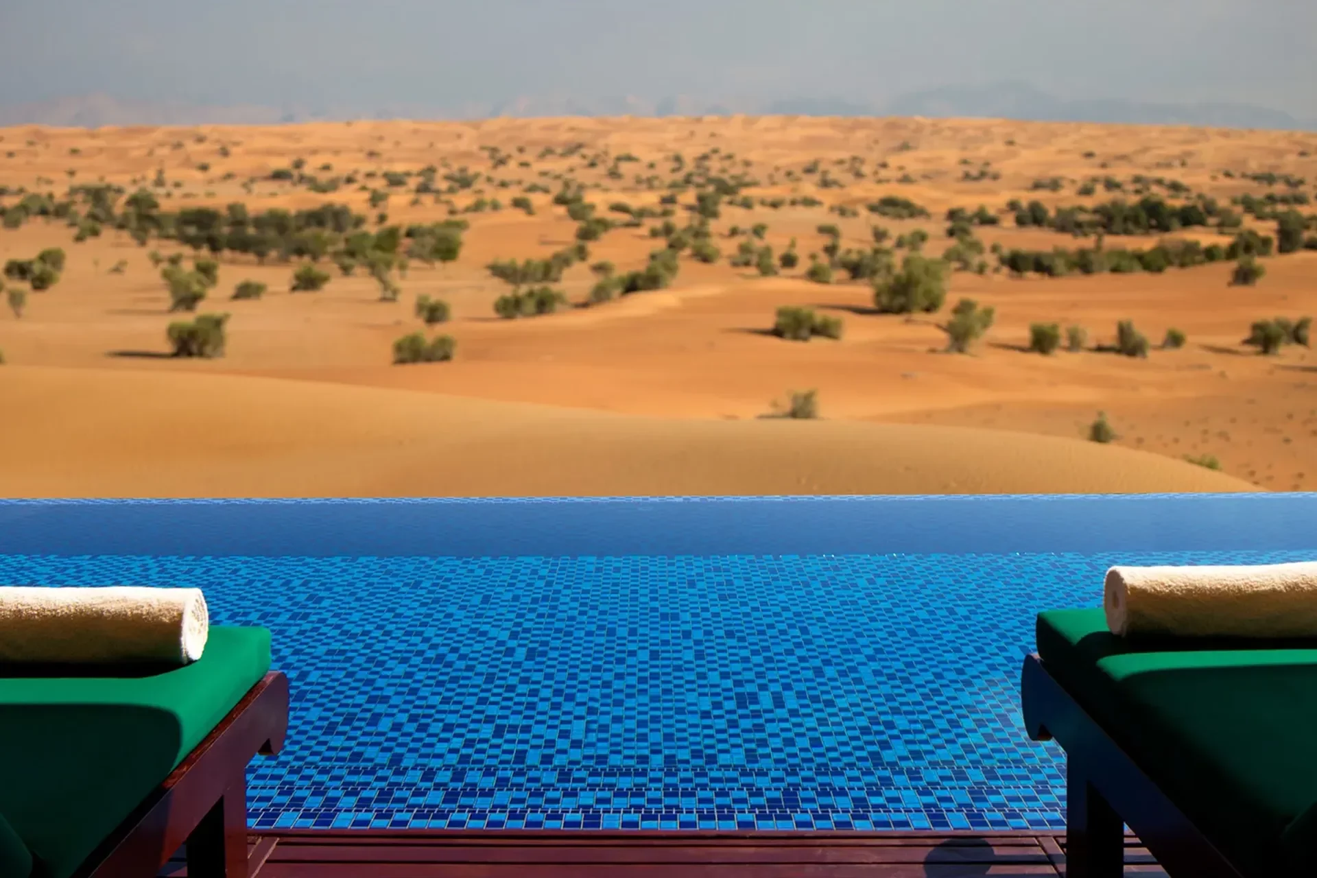Pool vor einer großen Sandwüste