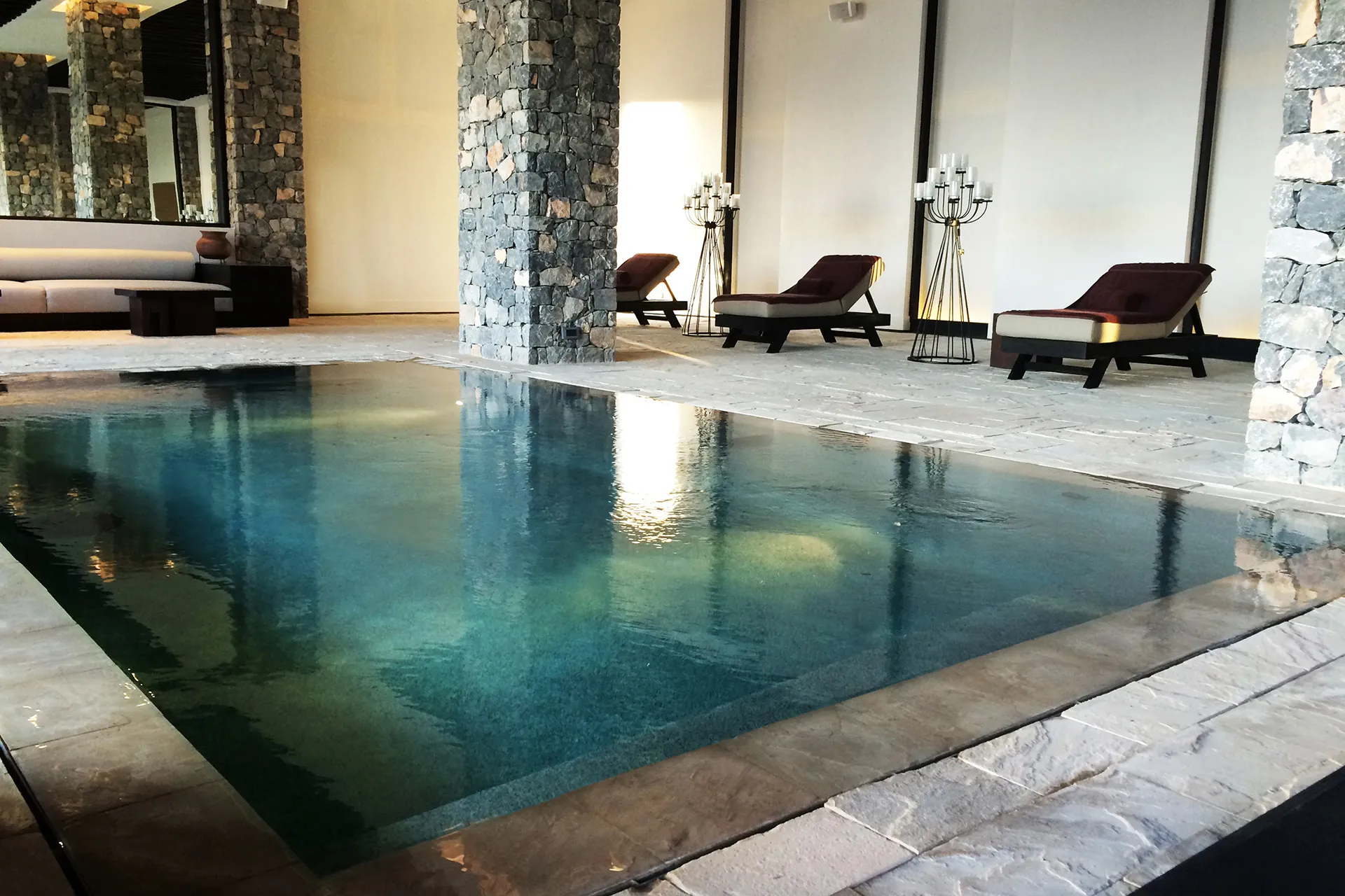Pool im Innenbereich eines Hotels