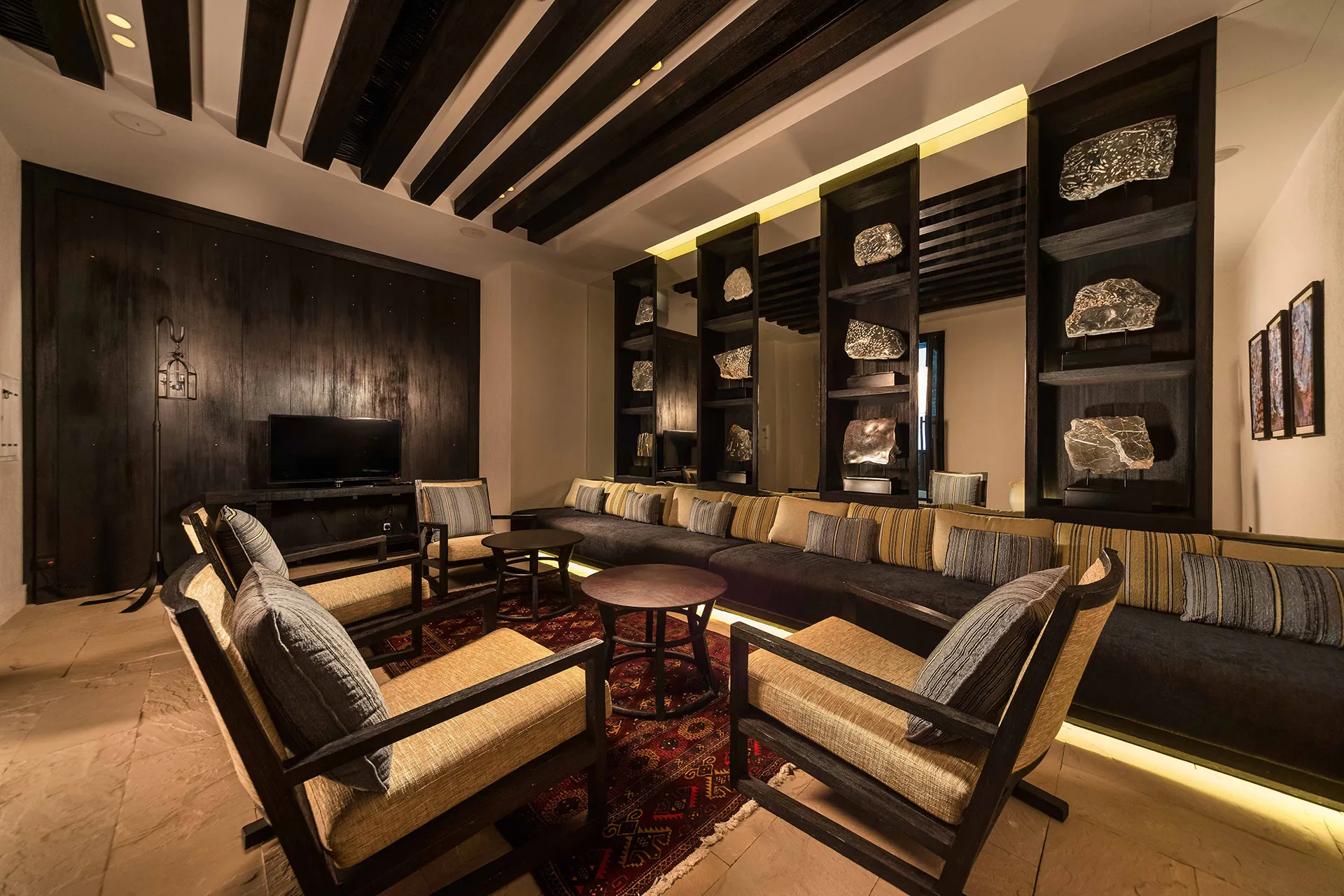 Loungebereich mit Möbeln aus dunklem Holz