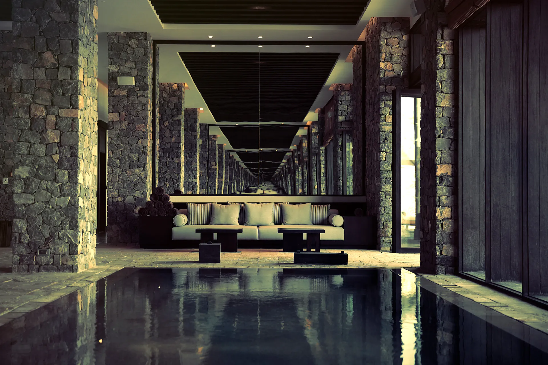 Indoor Pool mit steinernen Wänden