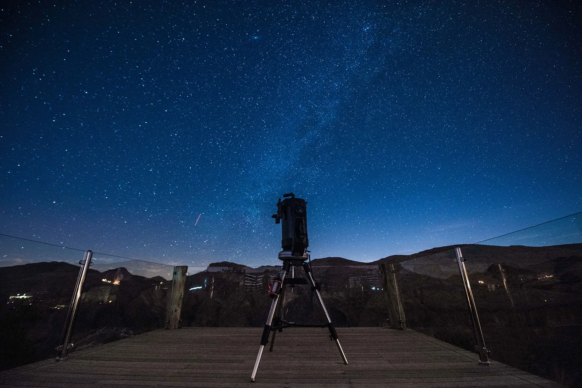Teleskop auf Terrasse unter Sternenhimmel
