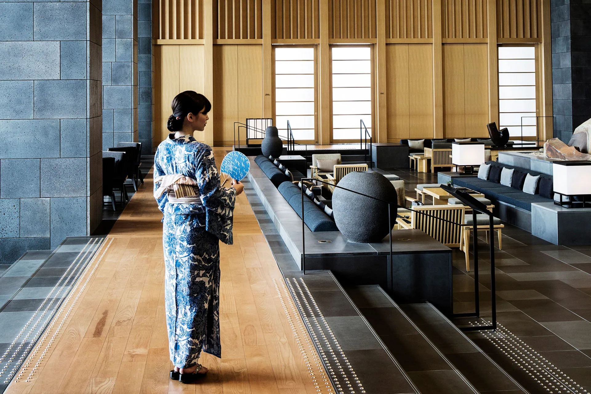 Frau in japanischem Gewand geht durch Lounge