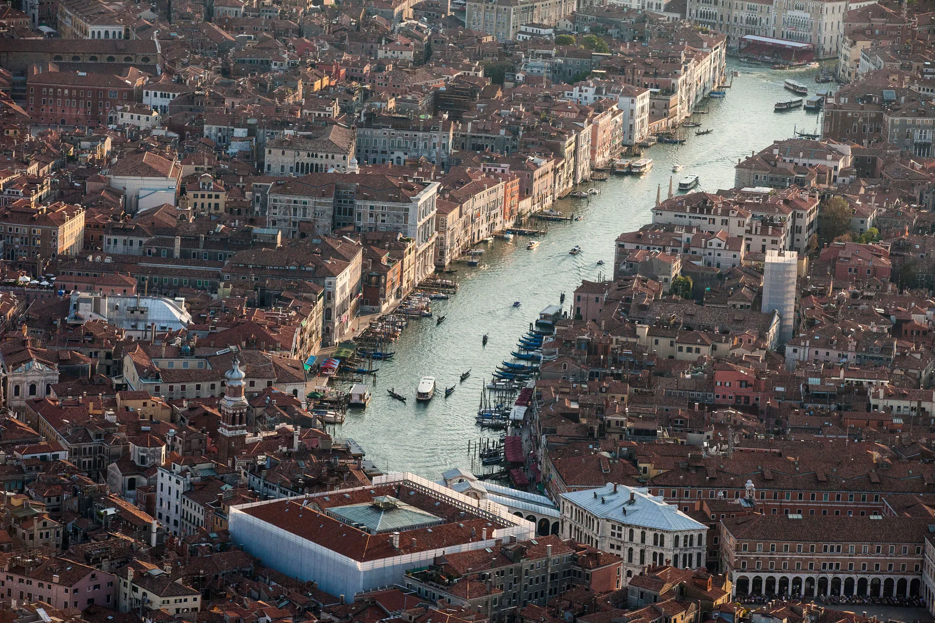 Luftaufnahme eines Wasserkanals durch eine Stadt