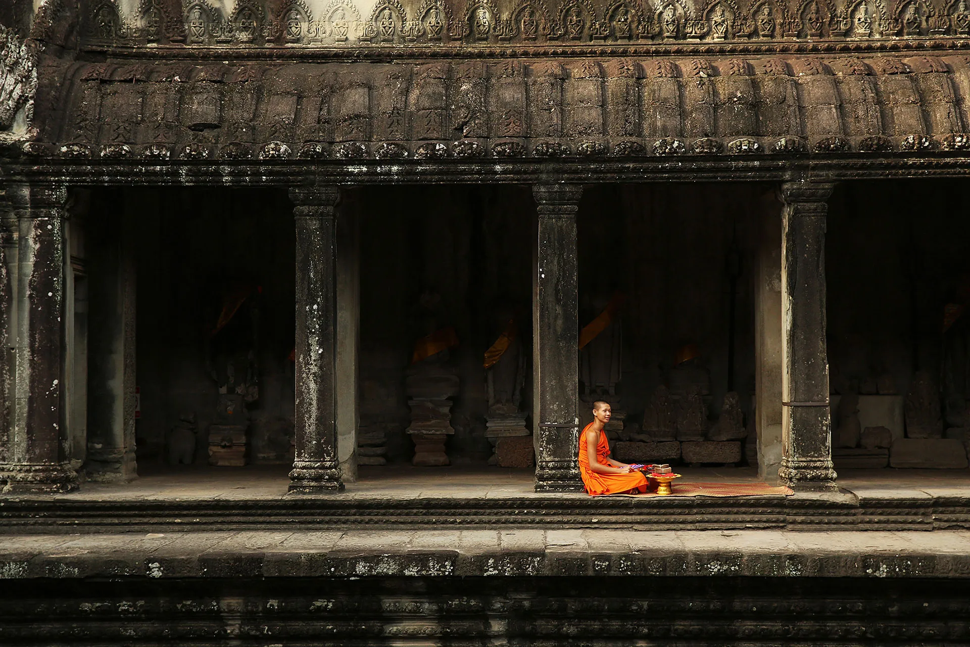 Buddhistischer Mönch vor einem Tempel