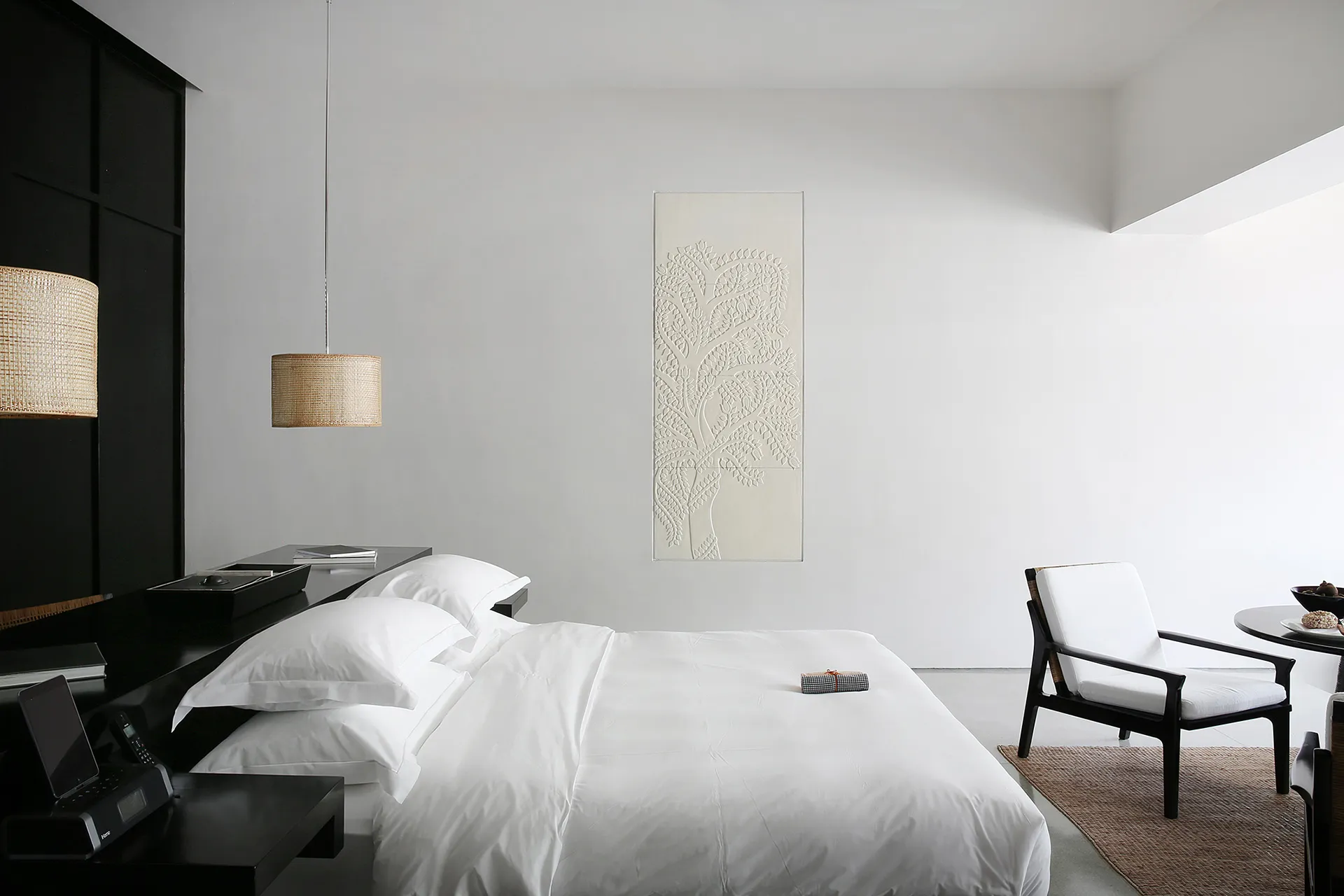 Schlafzimmer in weißen Farben und dunklem Holz