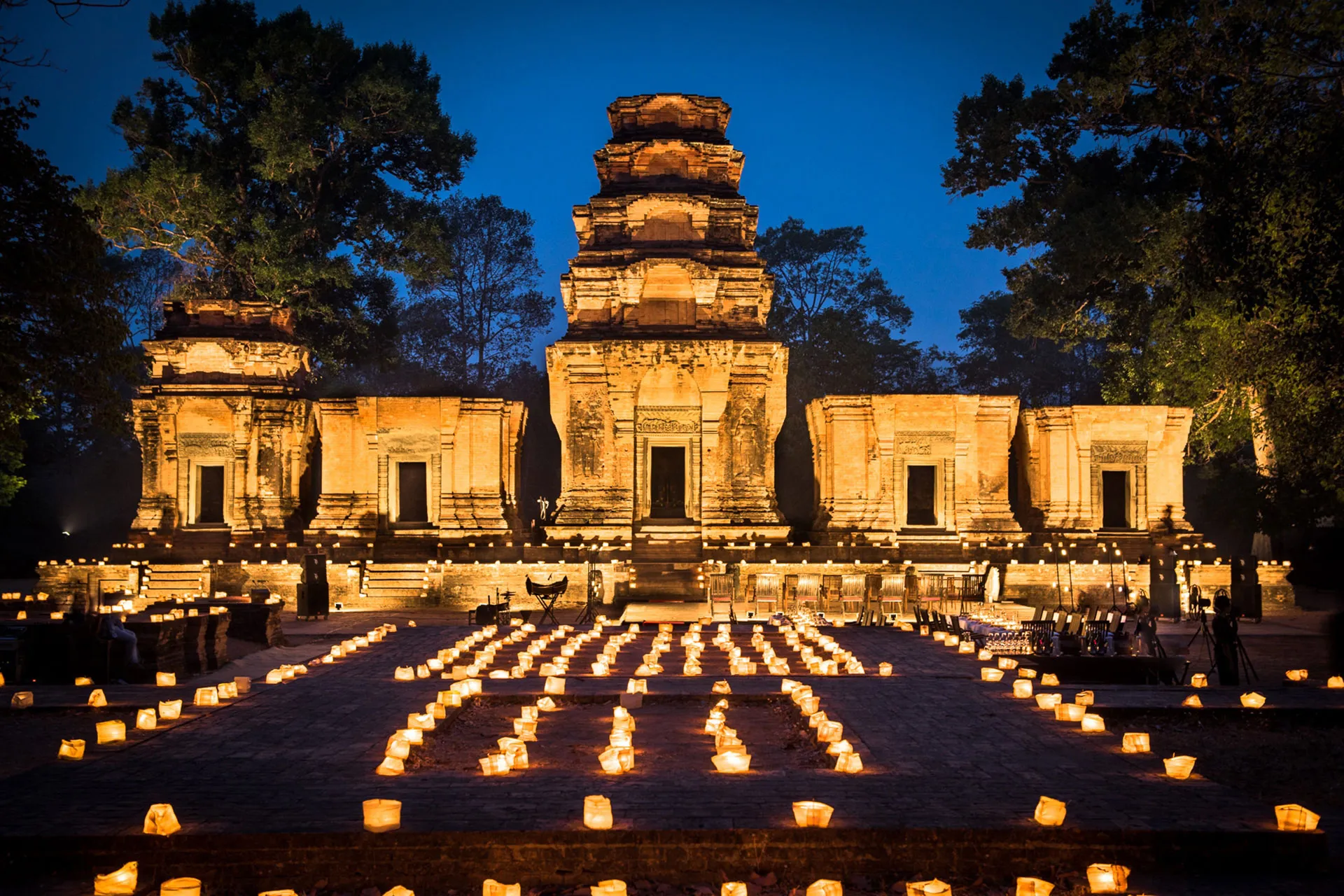 Beleuchteter Tempel bei Nacht