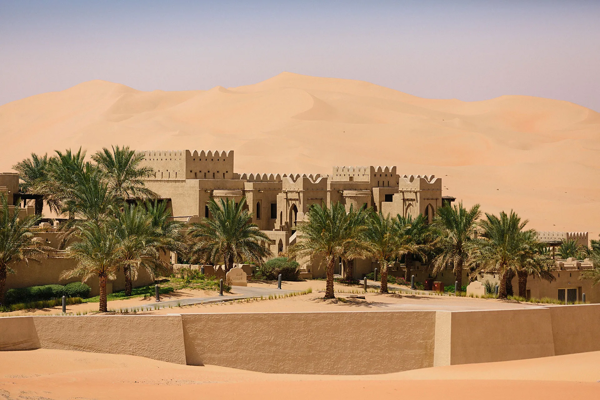 Steinerene Gebäude in einer Wüste
