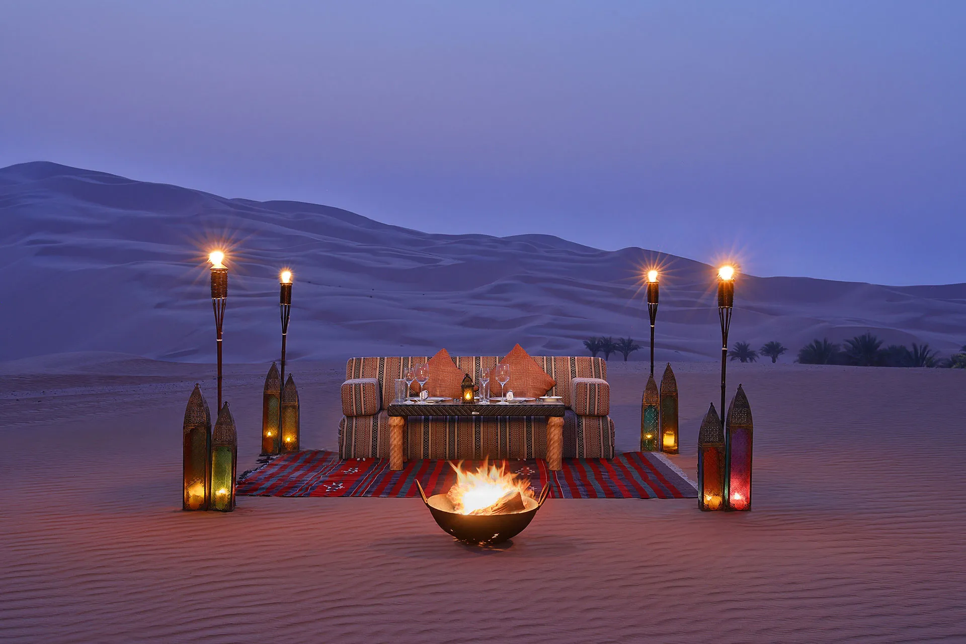 Gedeckter Tisch an Feuerstelle in der Wüste