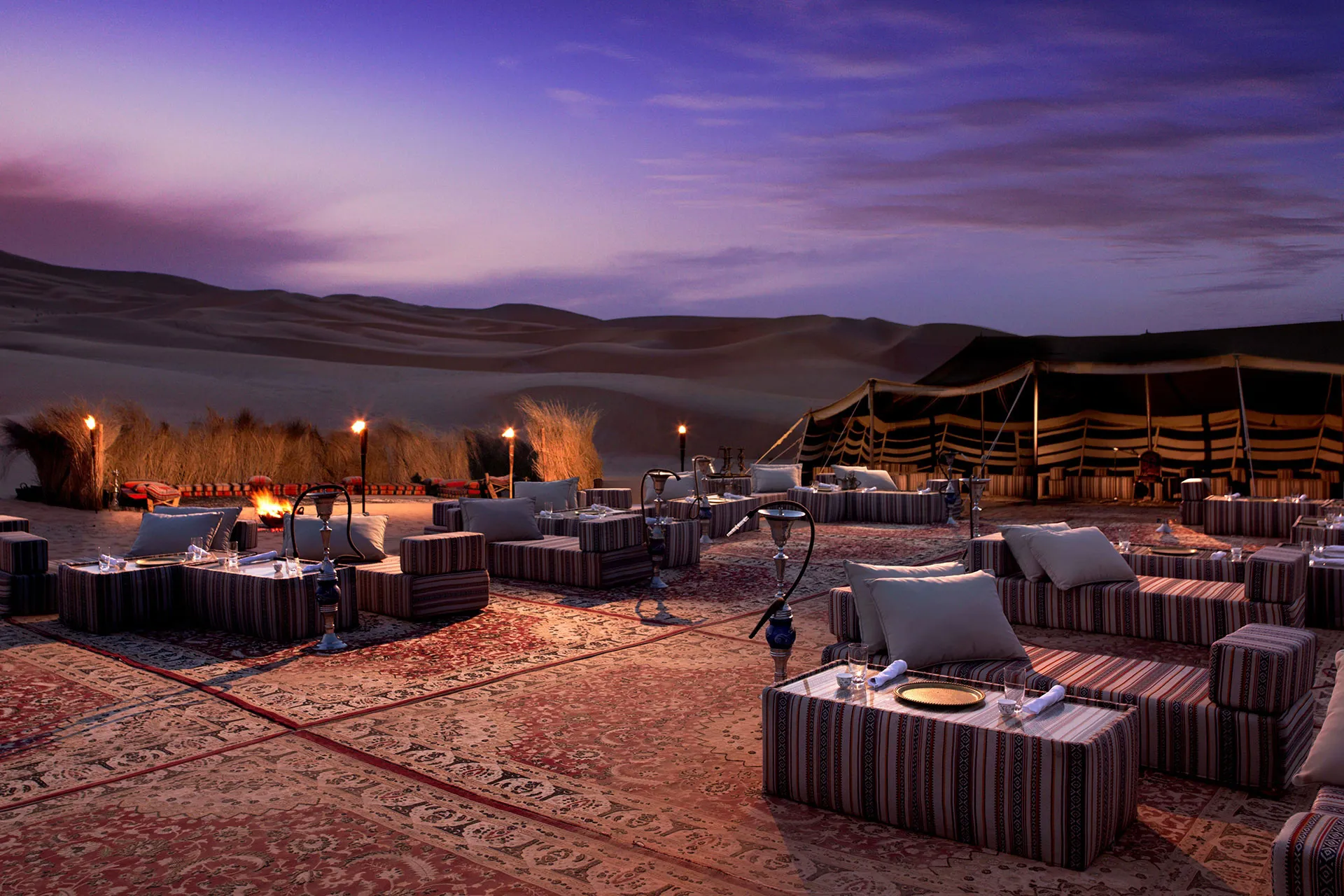 Lounge in der Wüste mit Orientteppichen