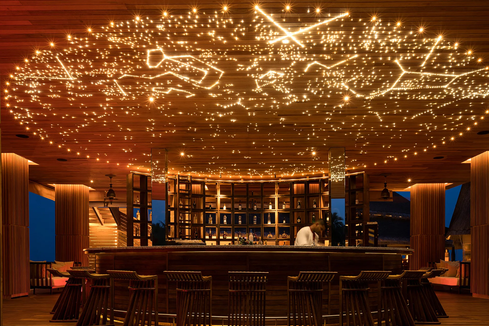 luxuriöse Bar mit Sternenhimmel aus Lichtern