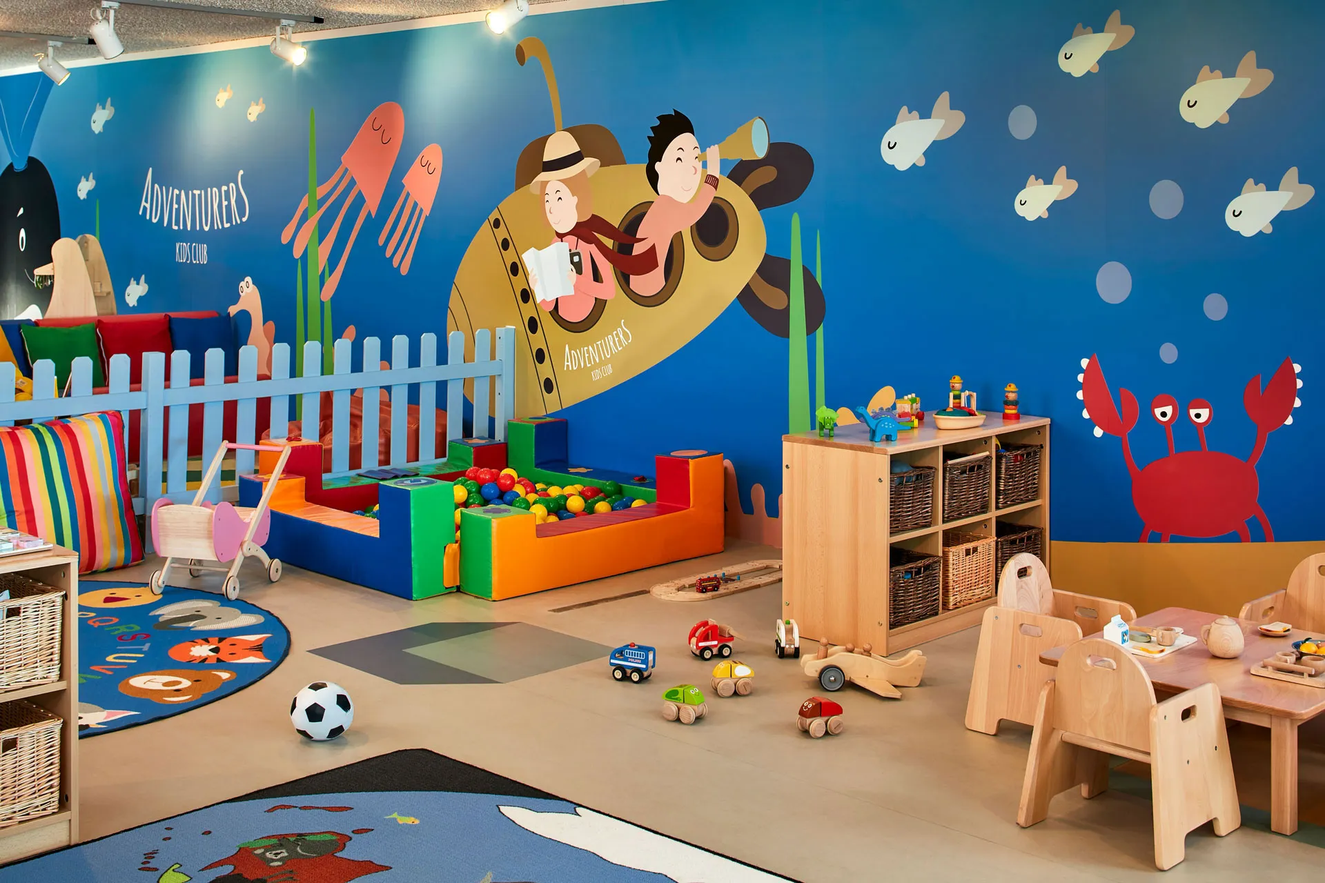 Spielzimmer für Kinder mit Spielzeugen