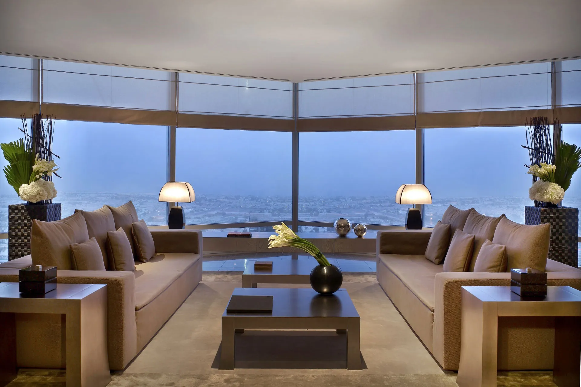 Wohnbereich einer Suite mit Panoramafenster