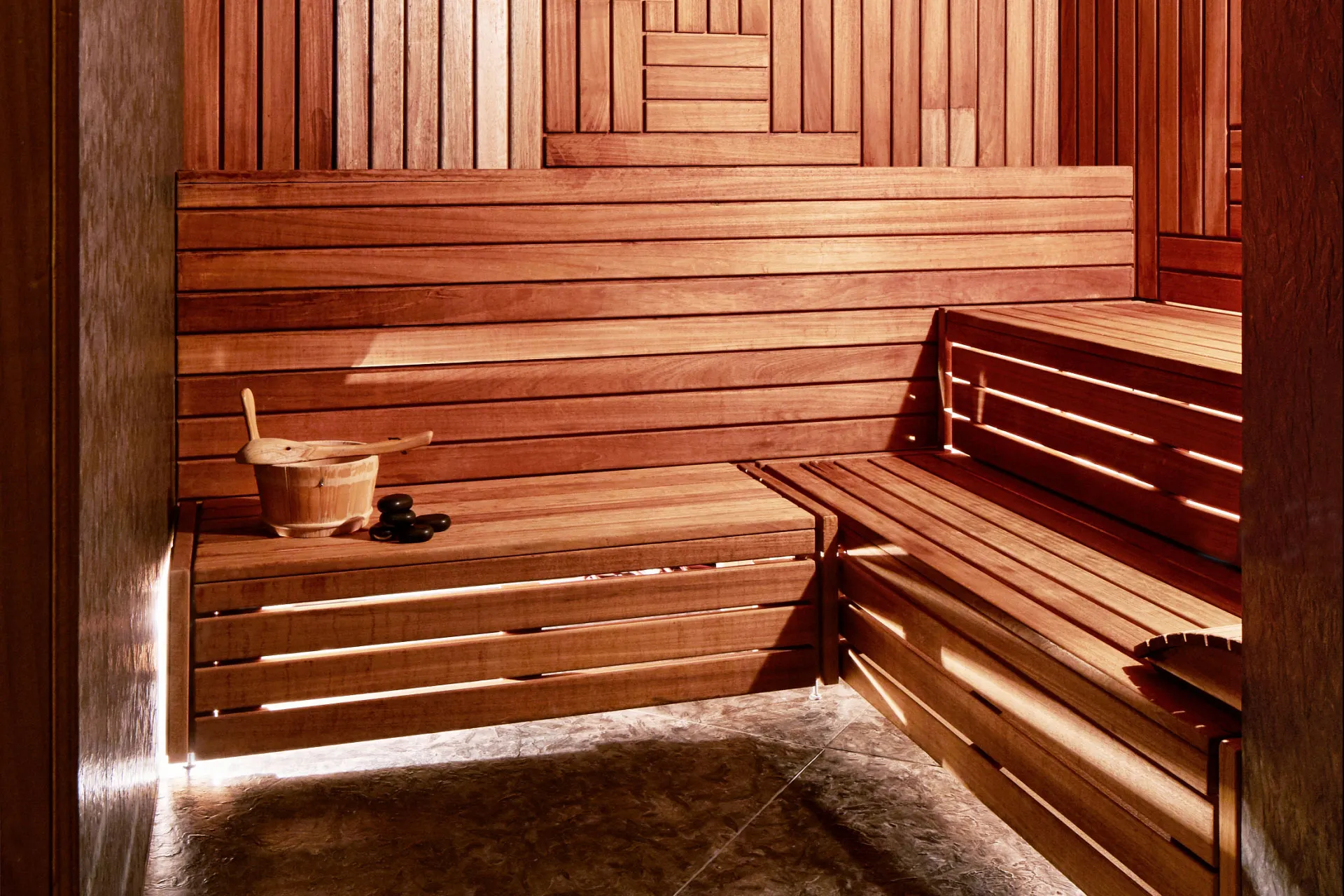Innenraum einer Sauna aus Holz