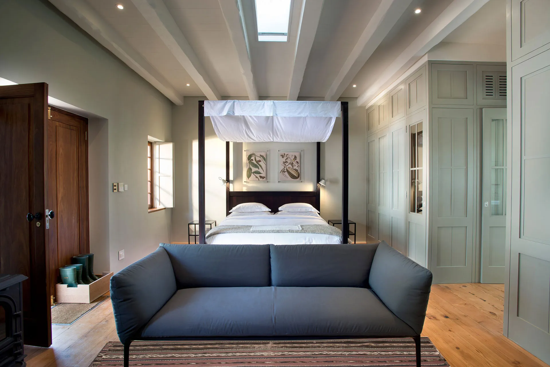 Schlafzimmer in schlichtem Design