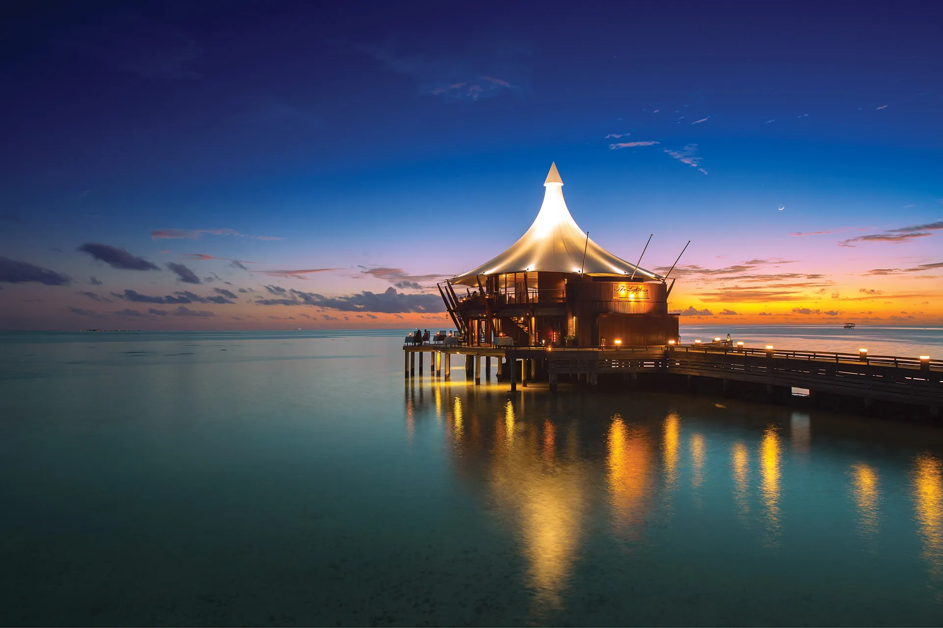 Maledivisches Überwasser-Restaurant im Sonnenuntergang