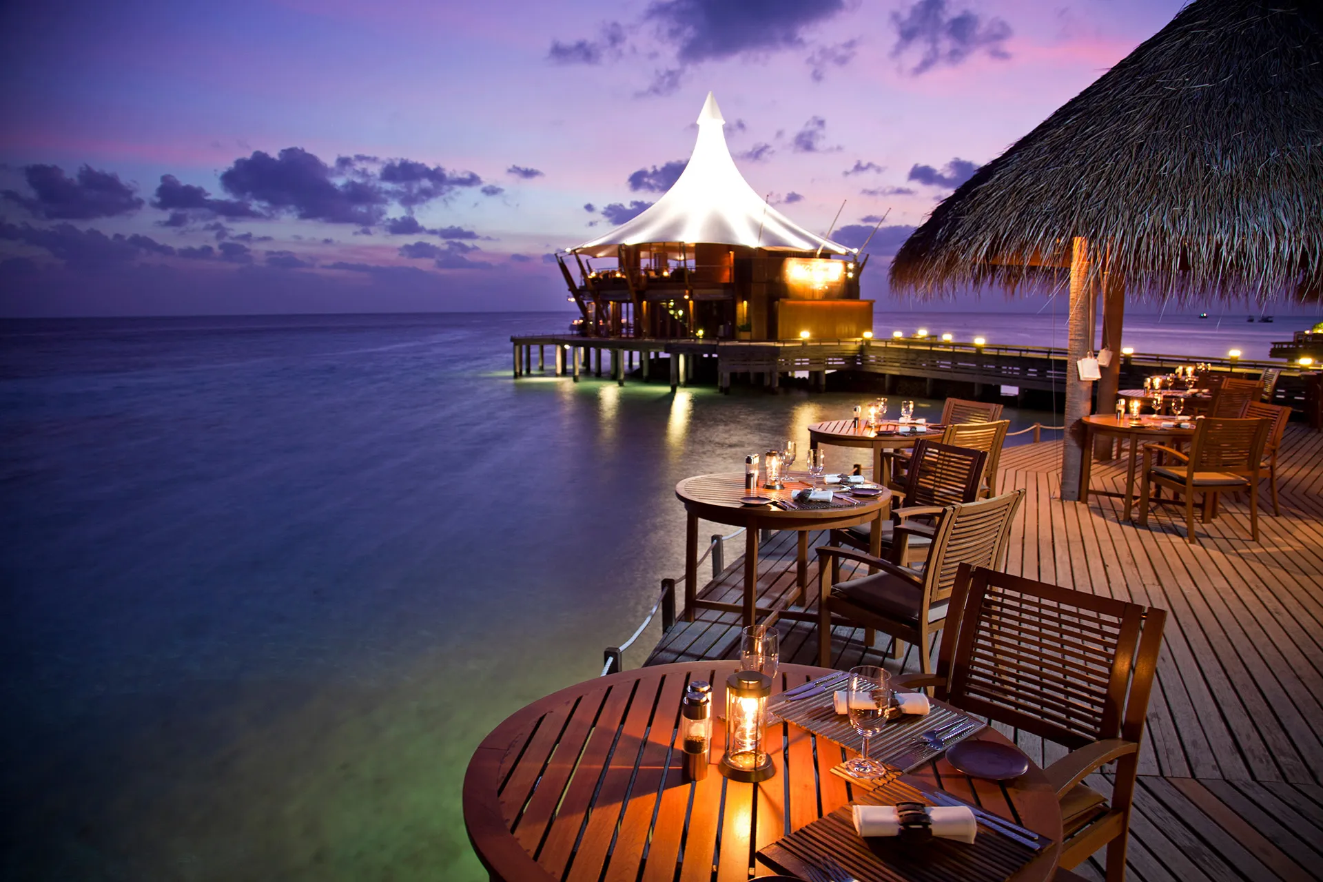 Blick auf ein beleuchtetes Restaurant über Meer