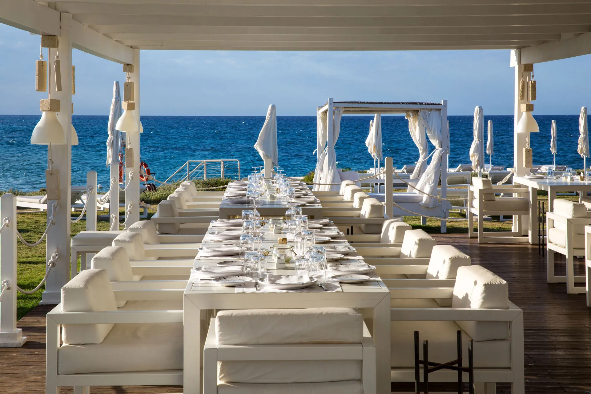 Restaurant Terrasse mit weißen Möbeln