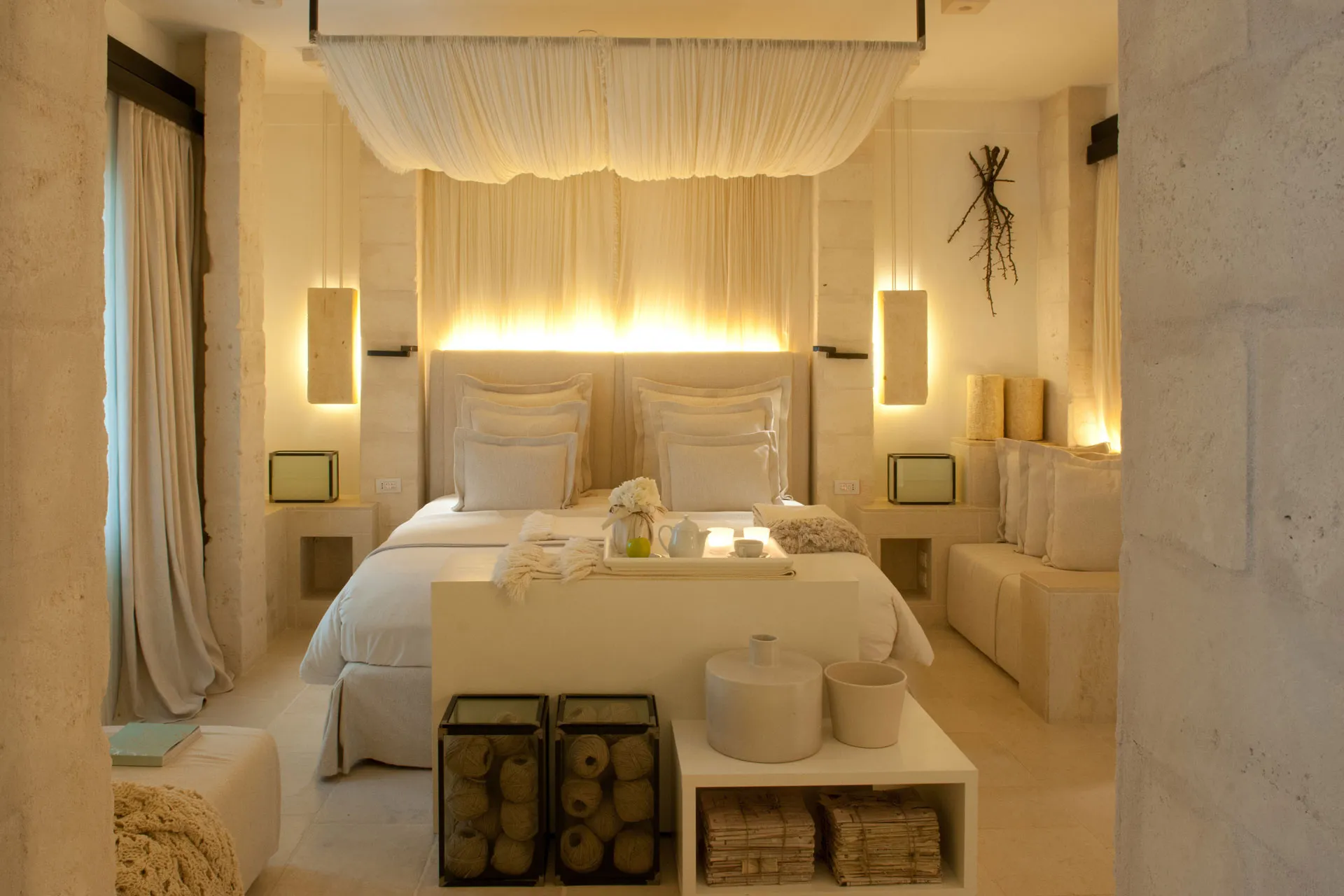 Beleuchtetes Doppelbett in weiß dekoriertem Zimmer