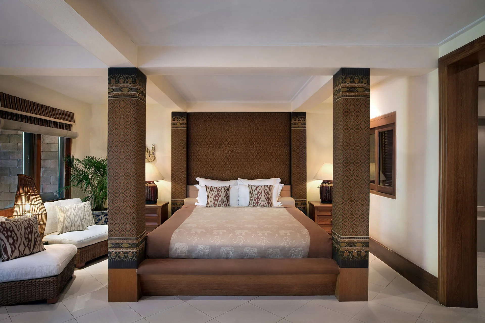 Großes Doppelbett mit asiatisch verzierten Säulen