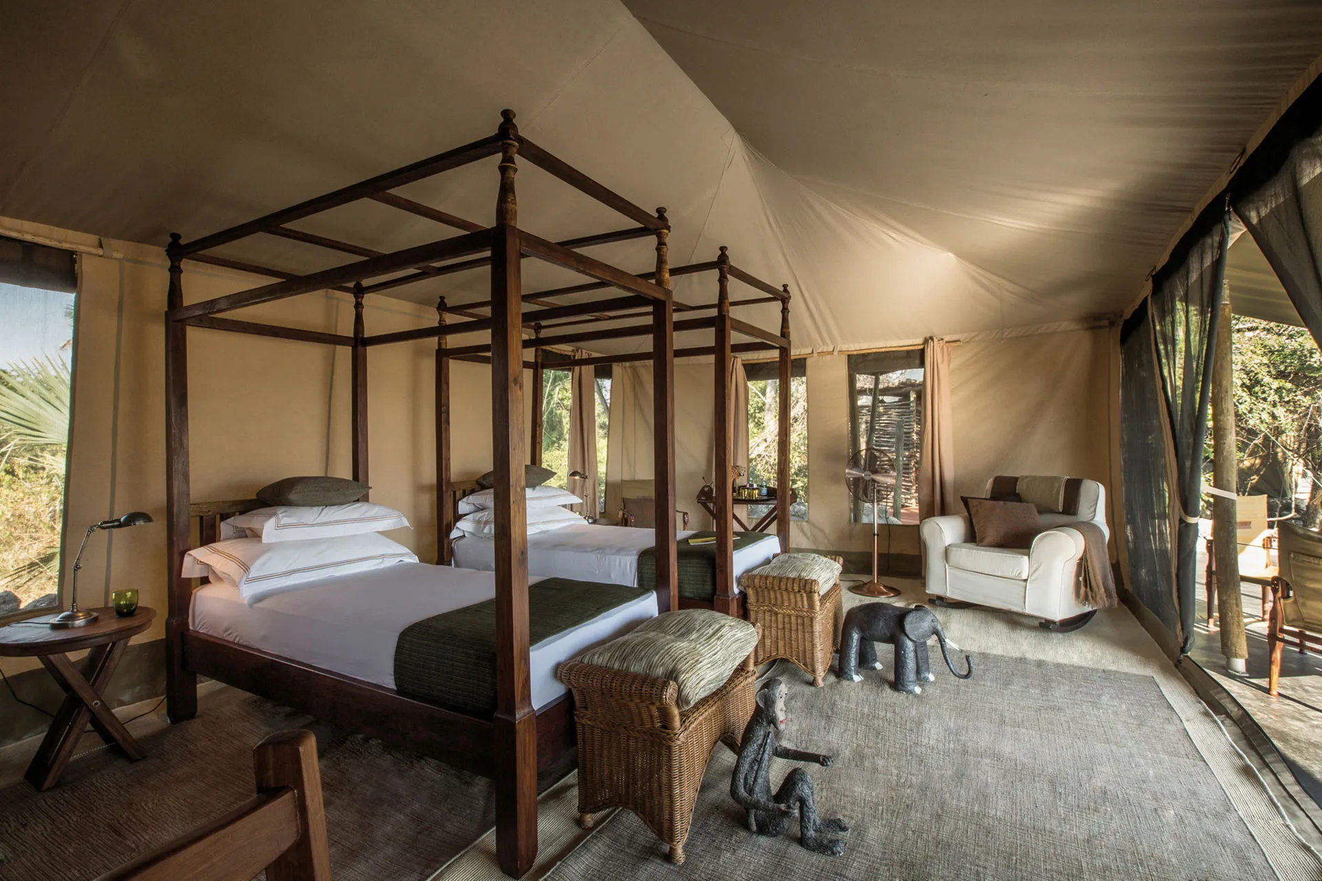 Zwei Einzelbetten in afrikanischer Lodge
