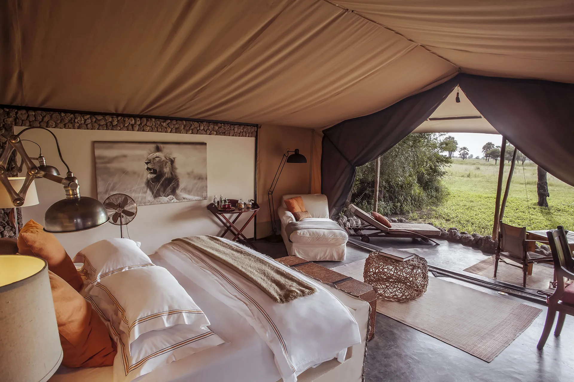 Luxuriöses Zelt Chalet mit Blick in die Savanne