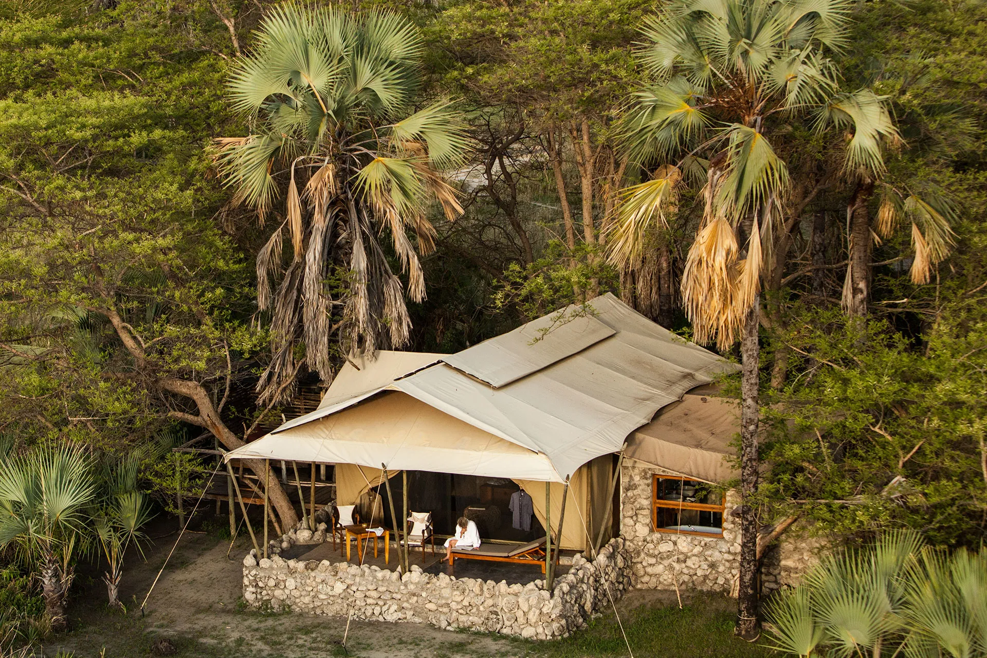 Lodge Zelt in afrikanischem Dschungel