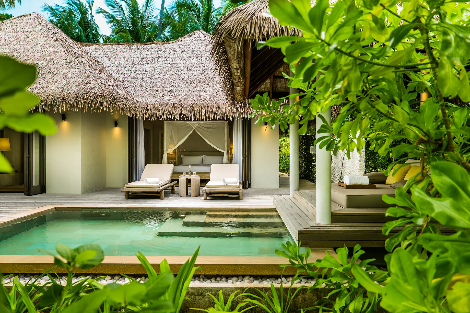 Tropischer Garten einer Villa mit Pool